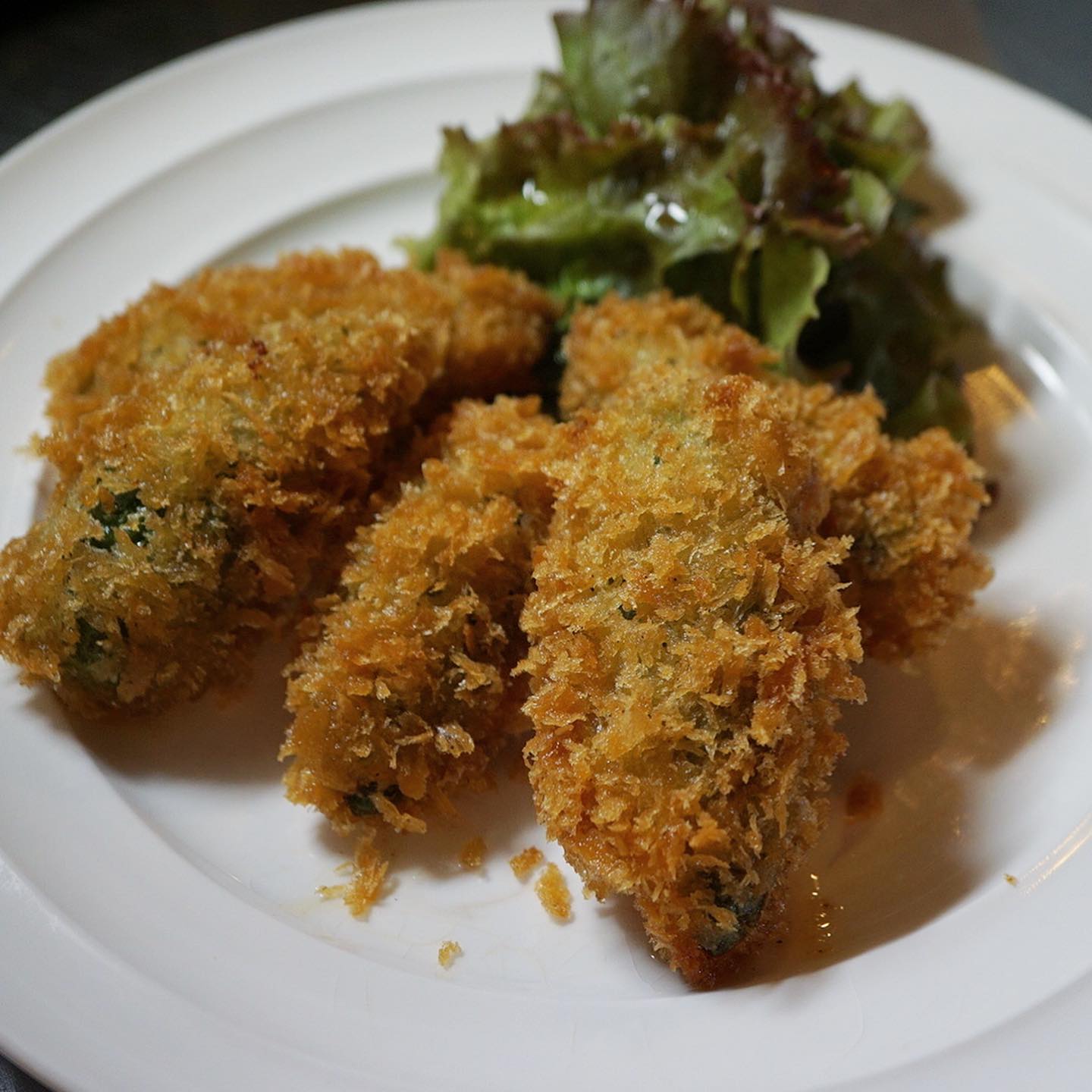 さてさてなんのフライですか？と今夜のビールのおともはこれで決まりっ！三鷹産の「ハラペーニョホッパー」！
唐辛子の仲間はハラペーニョ！中にクリームチーズとハーブウインナー、さらにチェダーチーズを詰めてからりと揚げたてあつあつヒリ辛！フライ！ししとうみたいにたまに当たるから気をつけて〜！（笑）（お）