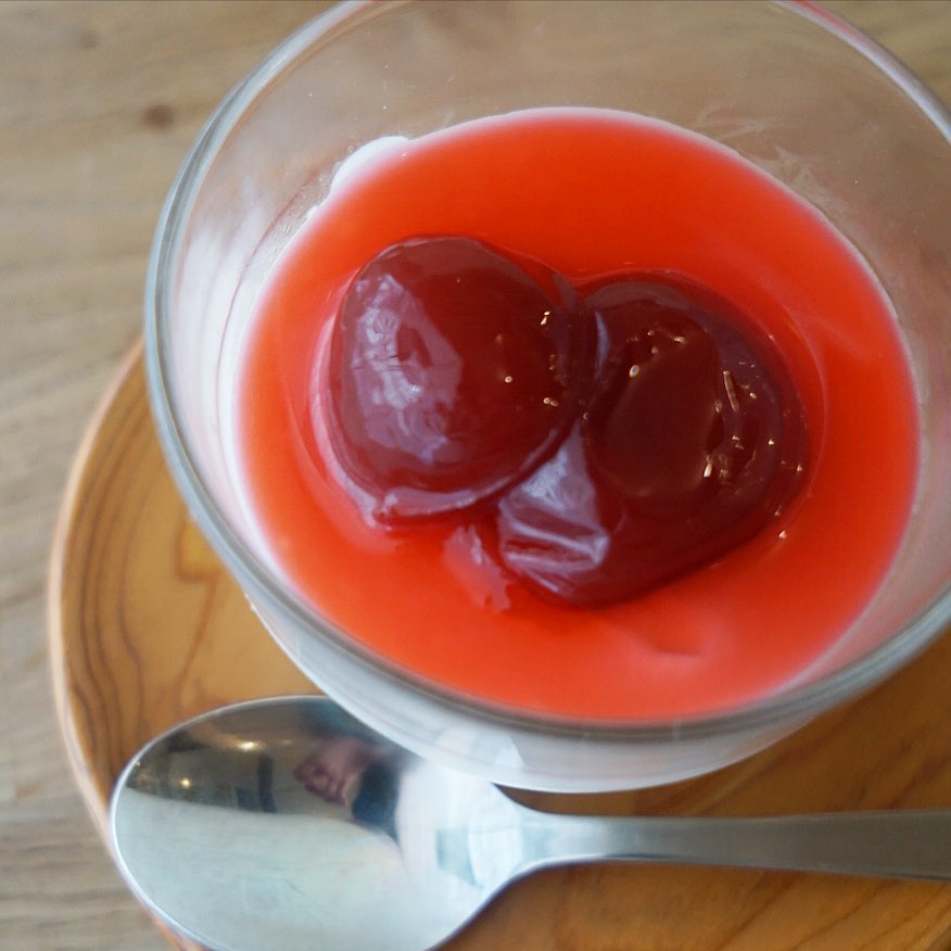 さてさてすっかり人気は店長ミヤザキ謹製！「すもものレアチーズケーキ」！こちらも三鷹産小粒すももの自家製コンフィチュールをトッピングして〜！（お）