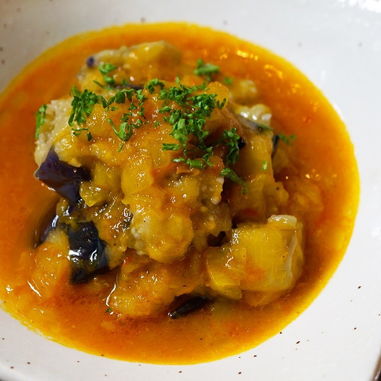 さてと「牛肉と茄子のタジン風」…た、タジン？？ってなに？？とちょっと手が出にくいかもしれませんが、やわらかい牛肉のしっかり旨味はにんにくとトマトにほんのりスパイスで煮込んだら、ざっくりくずした茄子のペーストをあわせて…なんだかんだやさしい夏野菜のビーフシチュー？！って感じですよ、えぇ、もちろんおいしいよ！ぜひぜひ（お）