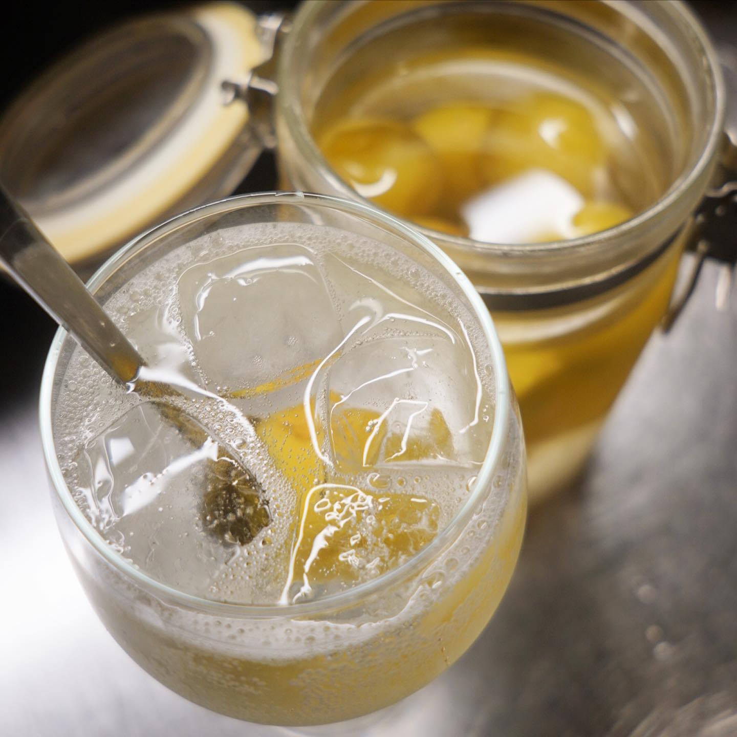 さて先日の「赤しそシロップ」に続いて夏の自家製シロップはぬまっち謹製の「梅シロップ」登場！
いや、煮て作るタイプの梅シロップは果肉もやわらか！おいしくお召し上がりもいただけますよ！と…毎年人気で今年はエイヤとたくさん作ったけれどどうだろね？（笑）ぜひぜひ！（お）