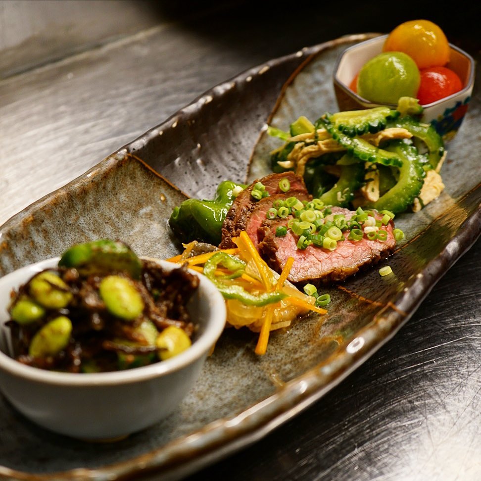 さてと今夜（14日）の前菜ちょこもりはホントに見た目もお味も夏らしいすてきなラインナップ！と思わずパチリ！（笑）
手前から「枝豆とひじきの梅サラダ」「アジの南蛮漬」「牛たたきと揚げ茄子の柚香漬け」「蒸し鶏と塩もみゴーヤのサラダ」そして「ミニトマトのおひたし」！いや、こりゃすてきな晩酌のとも〜！（笑）（お）