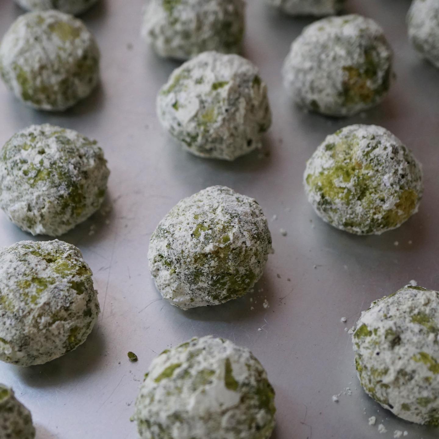 すでに定番となりました、店長ミヤザキの休日出勤仕込みのお菓子の数々…新作は休みの日でないと落ち着いて作れないので、色々やってみております。今週も数量限定焼き菓子が登場予定であります！（麻）