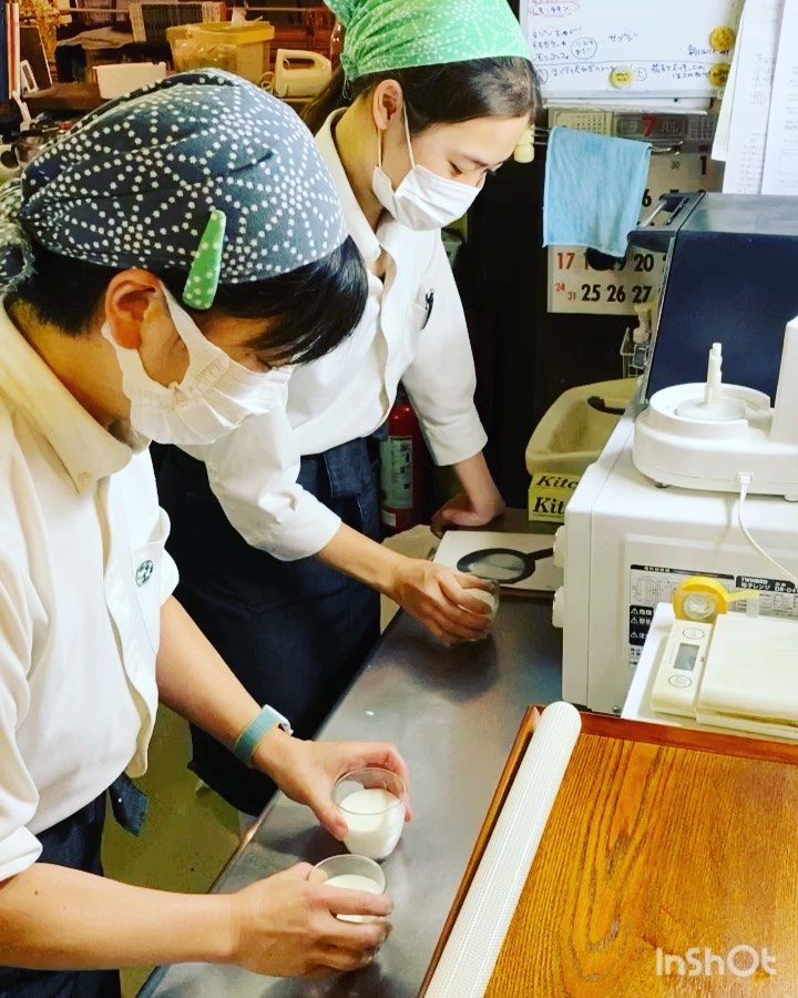 あぁ、なにげに今夜はのんびりなわりにレアチーズが出ちゃったねと、それなら深夜は店長ミヤザキ、週末を見越して追加で作っておきましょう！と…あー、最後に空気を抜くトントン作業は大学生スタッフのハルカにも手伝ってもらって無事終了！これで今週末は大丈夫？？（笑）（お）