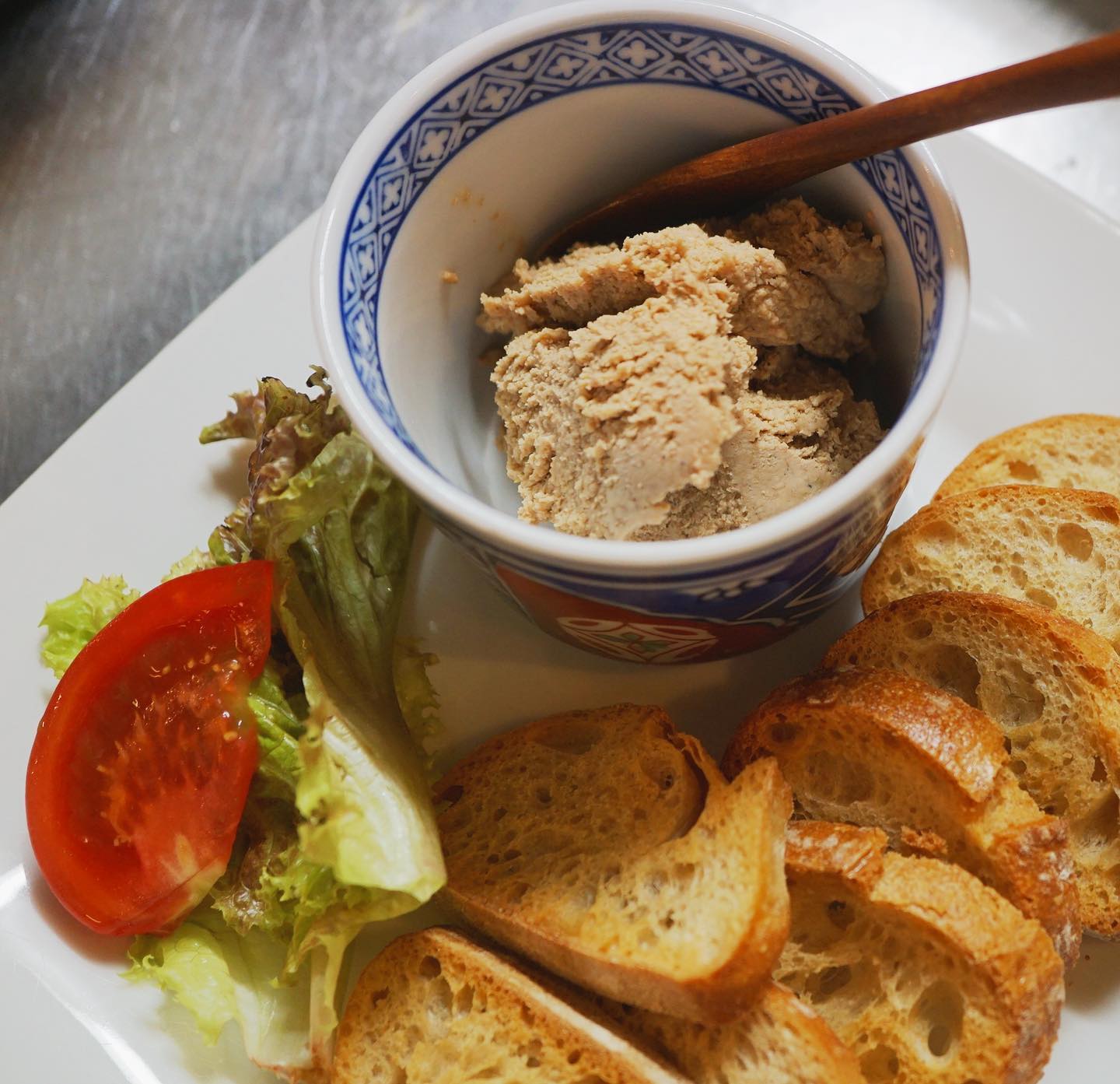 さて、先週は何故か複数のお客様に「レバぺないの？！」と問い合わせをいただきまして、それならばと今週はお作りしましたよ〜！しかしなぜかある時はなかなか注文されなかったりする不思議な現象。でさから、声を大にして言いたい！

今週はレバーペーストあるよっ！

ある時しかないよっ！（あたりまえ）ですので、よろしくお願いします〜（麻）