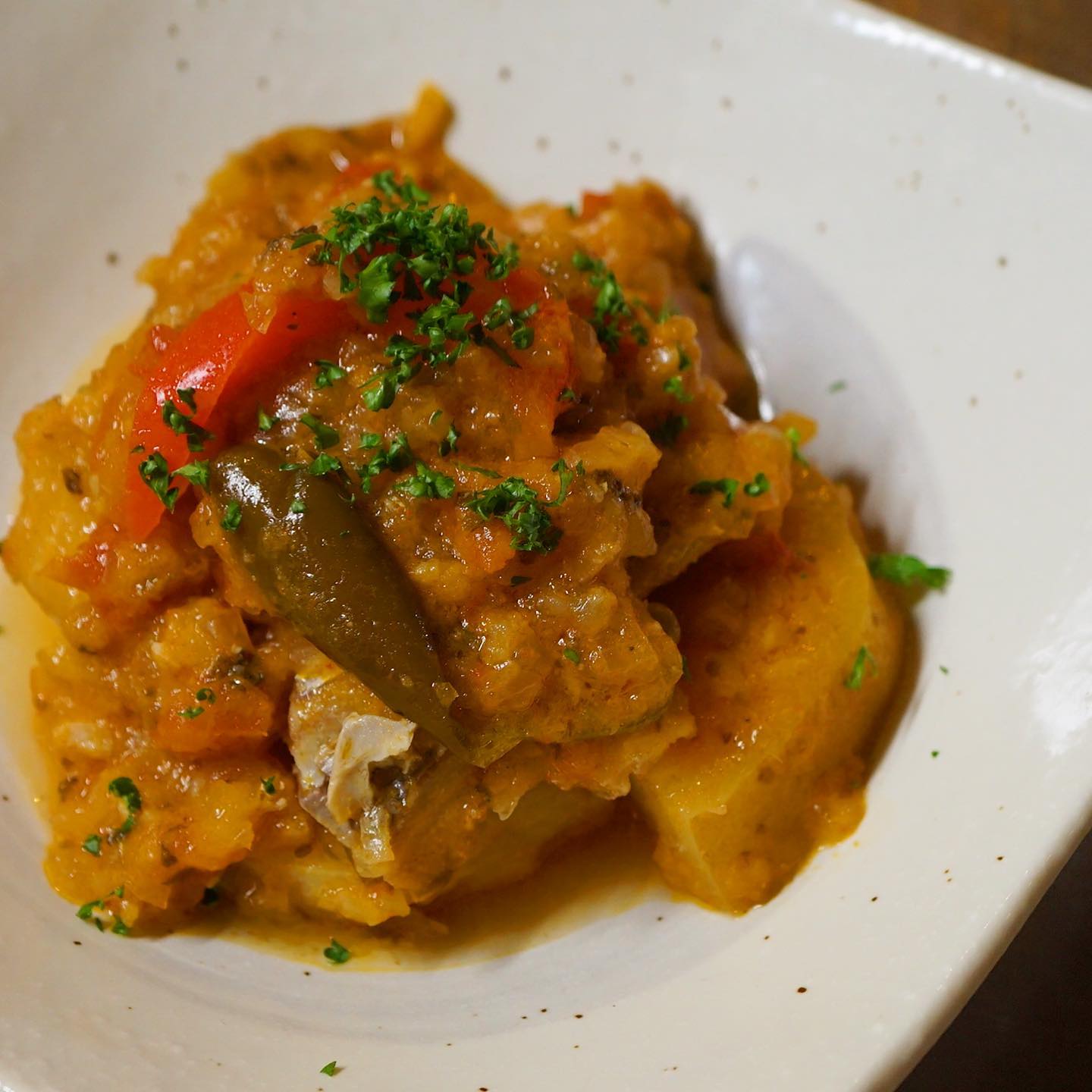 さて、ふと気づいたらまた地中海あたりのご飯まつりみたいになっております、こちらはモロッコ料理の「白身魚のタジン風」です。鱈を塩とスパイス、ニンニクなどの入ったマリネ液に漬け込んだら、玉ねぎやトマト、じゃがいもにレモンなどと一緒に蒸し煮にするのです。レモンとトマトの酸味に、複数のスパイス。複雑で旨味の絡まり合う味わいは、他に似たものがないような気がします。ワインでいっぱいやりたいなあ！（麻）