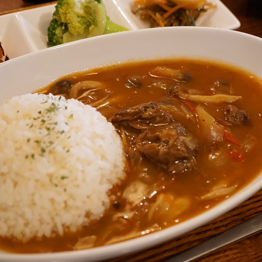 いや思ったよりも今夜たくさん出ちゃったよなぁと明日のお昼時とっておきメニューは「ごろっとぎゅうにくのハヤシライス御膳」！いや、やわらか〜い牛角煮の入った贅沢なハヤシライスはフレッシュトマトの酸味が夏のお味！ぜひ〜！（お）