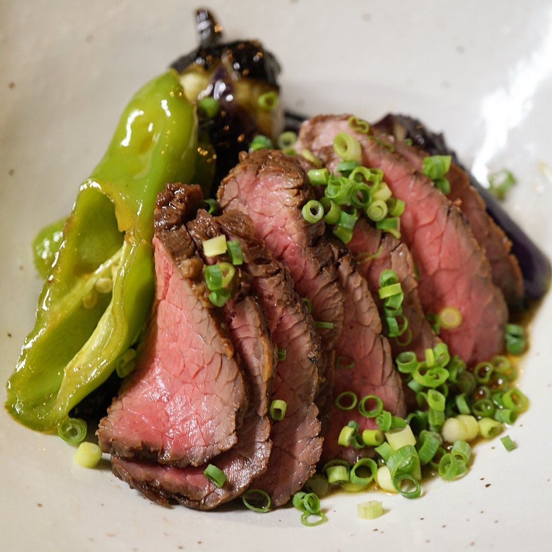 さて今週末前菜お肉メニューは「牛のたたきと揚げ茄子の柚香漬け」！じゅうっと焼き付けた牛肉のたたきは旨味いっぱい！さっと揚げした茄子をあわせて自家製柚子たれでさっぱり夏の一品ですよ！（お）