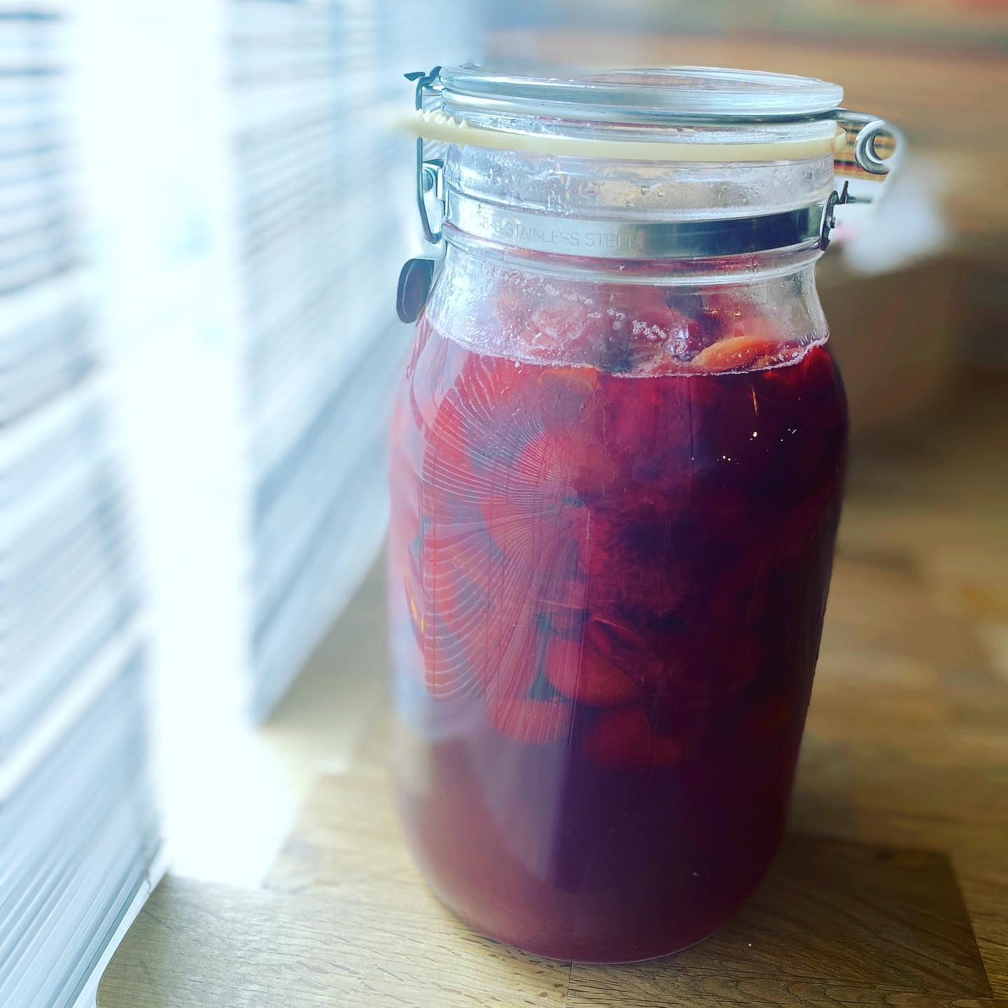 三鷹産の小粒なスモモ（ソルダム）をコンフィチュールに仕込みましたよ〜。ケーキに、レアチーズのソースに、登場予定です。お楽しみに〜（麻）