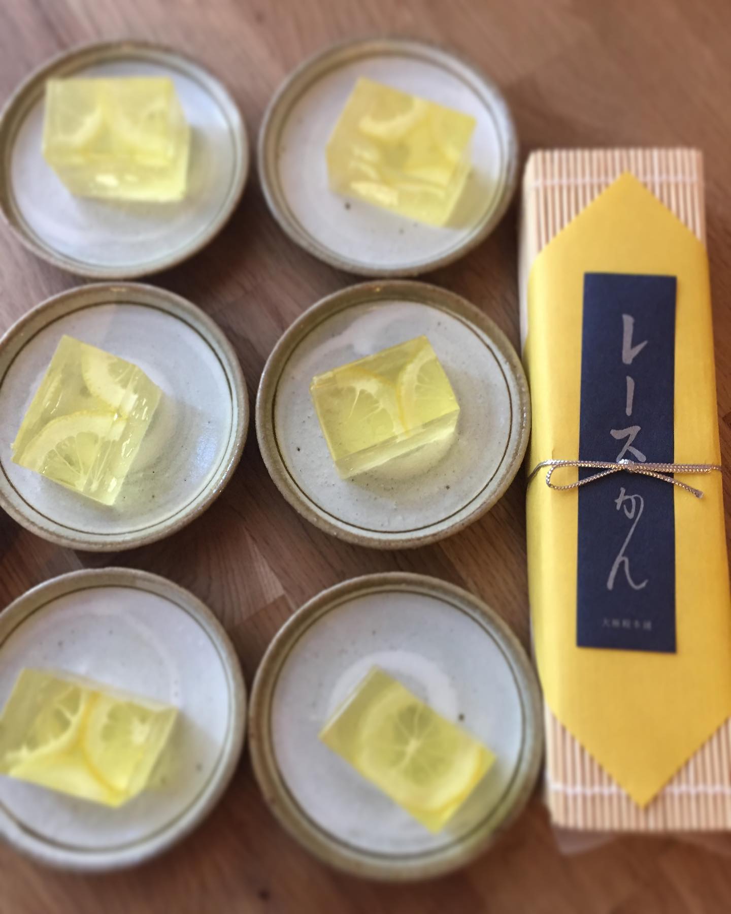 #リトスタおやつ通信
涼やか〜。
今日みたいな暑い日にこの爽やかさ、包装を解いたときの「わぁ〜！！」感が素晴らしかったです。ずっと眺めて涼しい気持ちになりました。
店長のオーストラリアに住んでるお友達が京都のお店に注文してくださったお菓子だとか。また日本で、リトスタで会える日を楽しみにしてますね。
ありがとうございました！（うめ）