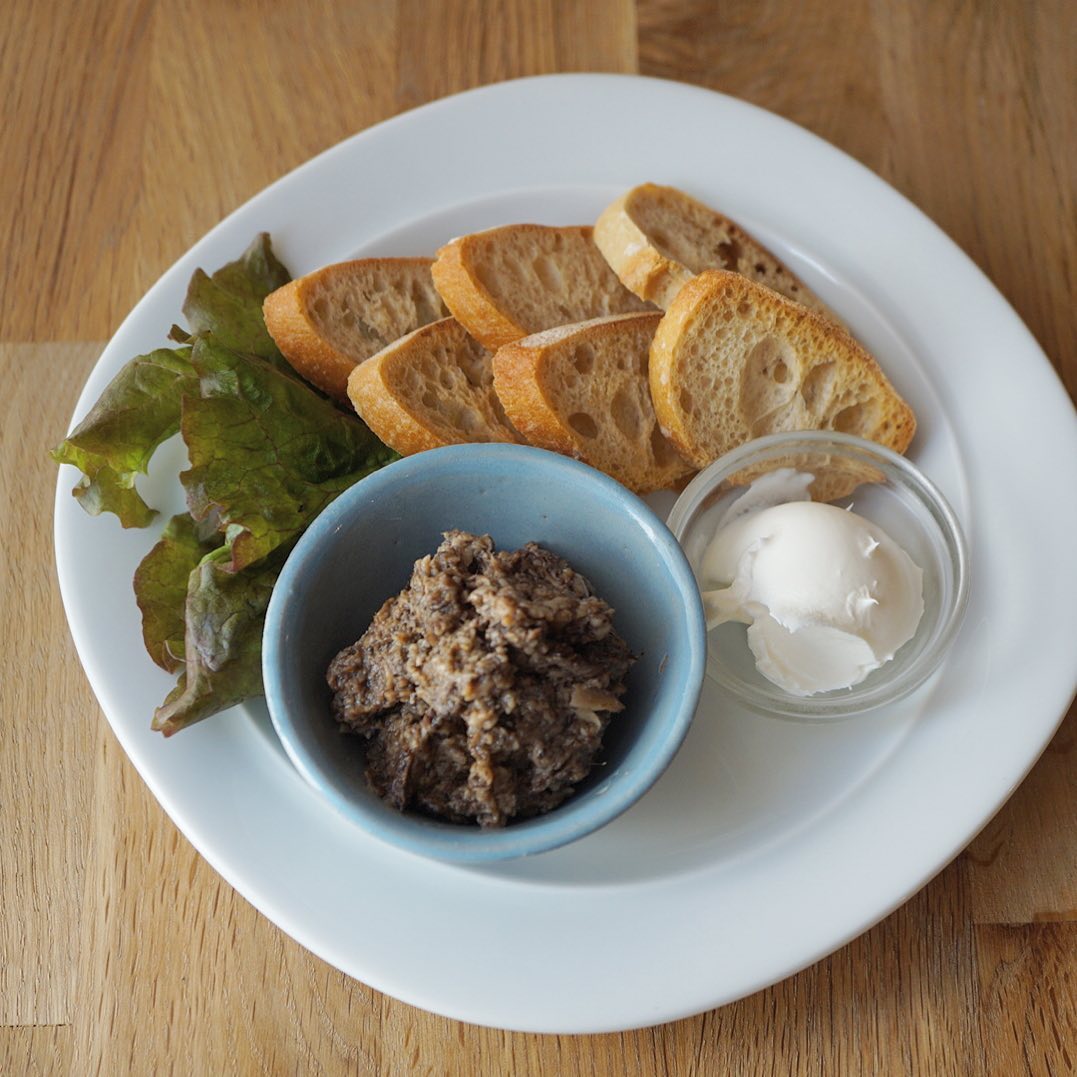 地味すぎる新メニューは「きのこペーストとサワークリームのカナッペ」です。マッシュルームと椎茸の旨味とアンチョビとニンニクの旨味が渾然一体となりつつ地味〜に美味しい。サワークリームと合わせてキリッといただくのも良し。カリカリに焼いたバケットと一緒にどうぞ〜（麻）