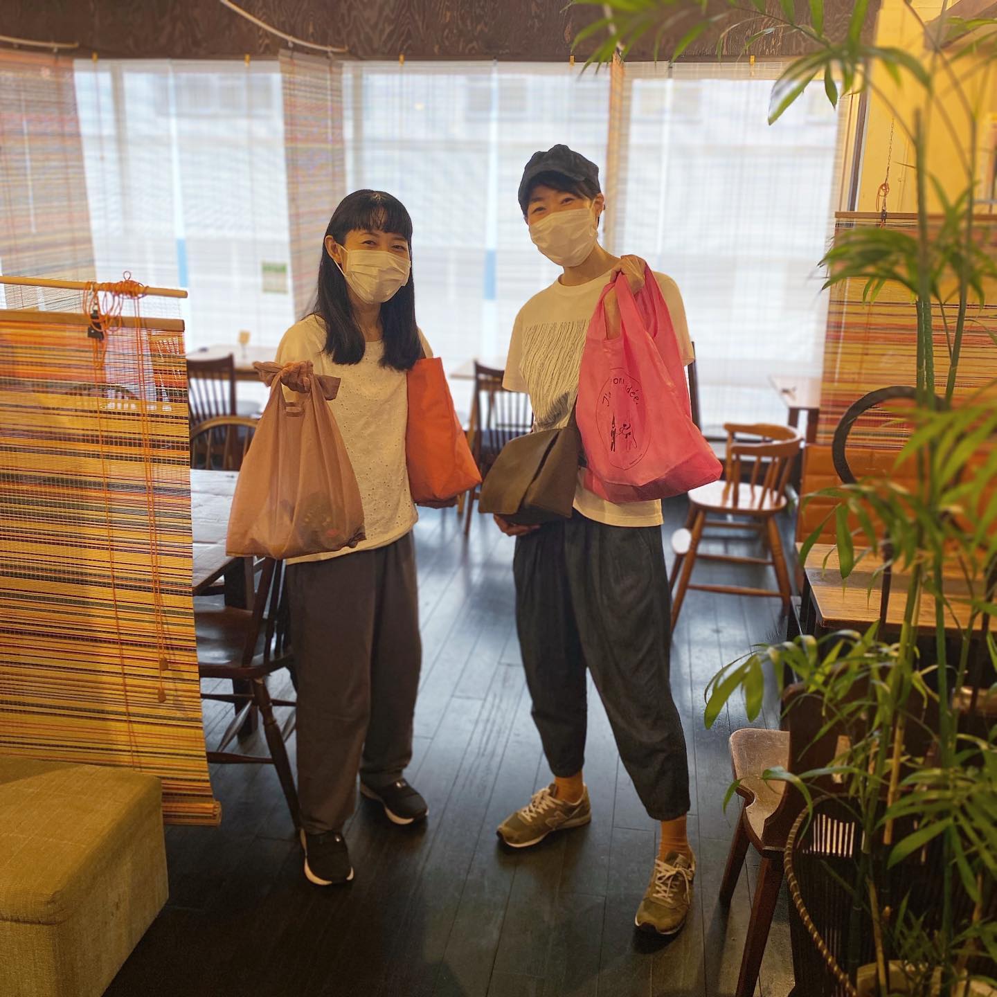 お疲れ様〜と帰り際の、ぬまっちとミナミちゃん。「ああっ！店長、見てください！」と言うので振り返ると「かぶってます！」ほんとだ、双子コーデじゃないかと記念にパチリ。意外とあるんですよスタッフ同士でコーディネート被っちゃうこと。似てくるんですかねー？（麻）