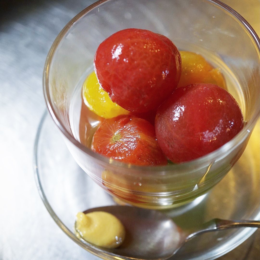 色とりどりのミニトマトはさっと湯通しして皮をむいたら、やさしいお味のお出汁に漬けて「ミニトマトのおひたし」。ひんやり小さな旬のメニューは夏の宝石箱のような一品！さっと前菜にぜひ！（お）