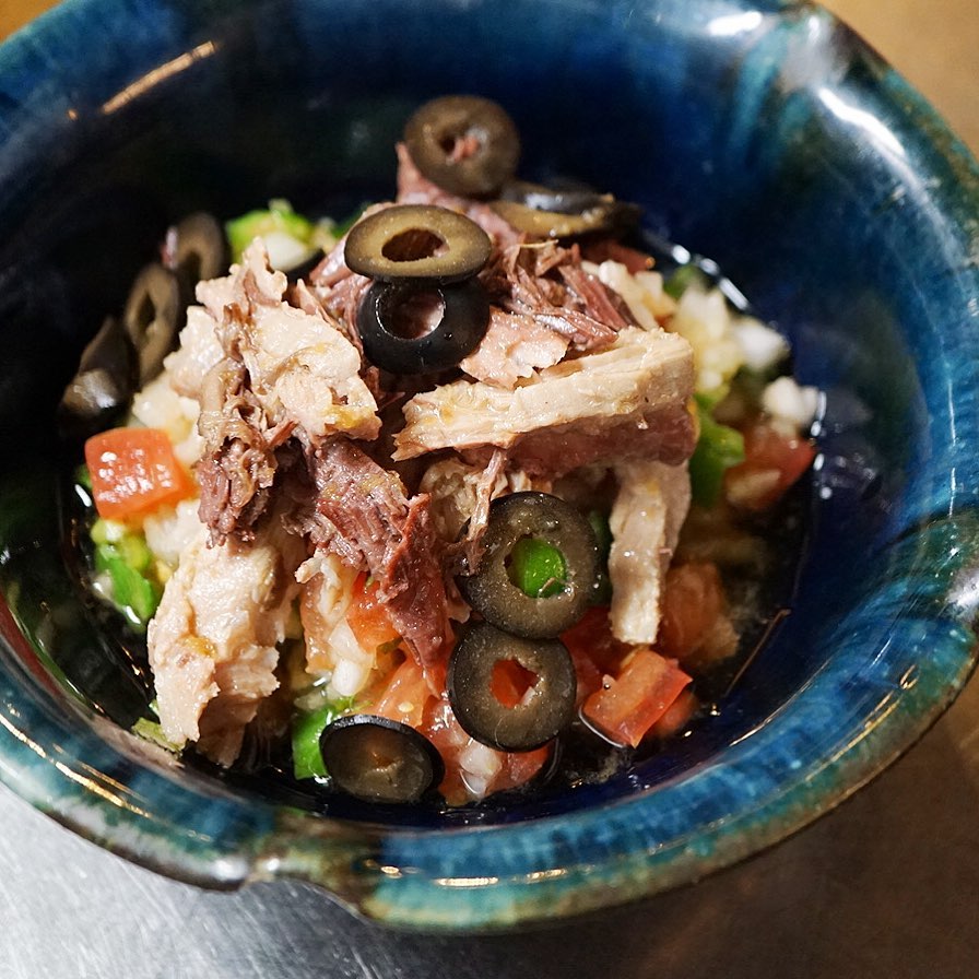 自家製ツナのサラダ新作はスペイン風の「ピカディーリョ」！まずは低温のオイルでじっくり煮た自家製ツナがとにかく旨い！と（笑）、そこに角切りにしたトマトやピーマンたまねぎなどなどあわせたら、もちろん黒オリーブがアクセント！夏にうってつけのサラダですな！ぜひ！（お）