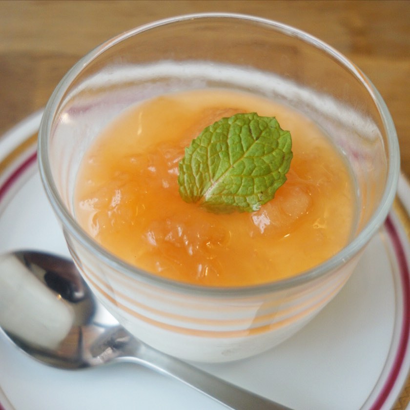 さてと店内とっておき季節のデザート！はババロアから自家製の桃コンフィチュールですっかり定番「桃のレアチーズケーキ」！いや、さっそく今日のランチでさくさく出て、初日であるにもかかわらず「いつまでありますか？！」とお問合せいただくほど！（笑）いやいややっぱり桃のスペシャル感はハンパない！ぜひぜひ！（お）