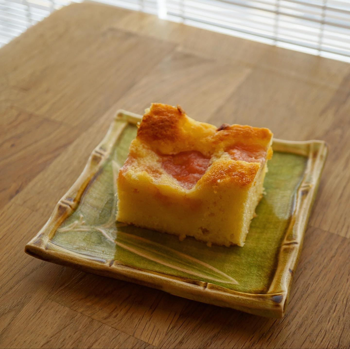 さてさて、お盆休み明け営業始まっておりますよ！　今週のデザートはあるだけ限定！「桃のコンポートとサワークリームの小さなケーキ」と、パウンドケーキは「黒糖とパイナップル」です。桃のコンポートは少しだけ作ったので数少なくてすいません、あと9個かな？　パウンドケーキは夏らしく、パイナップルをシロップ煮にして、生地は黒糖ベースに。なんだか素朴な懐かしさを感じる味わいに仕上がりました。レアチーズケーキはもう少しだけ桃のレアチーズケーキでお出ししています！
今週もあと2日ですが、よろしくお願いします〜（麻）