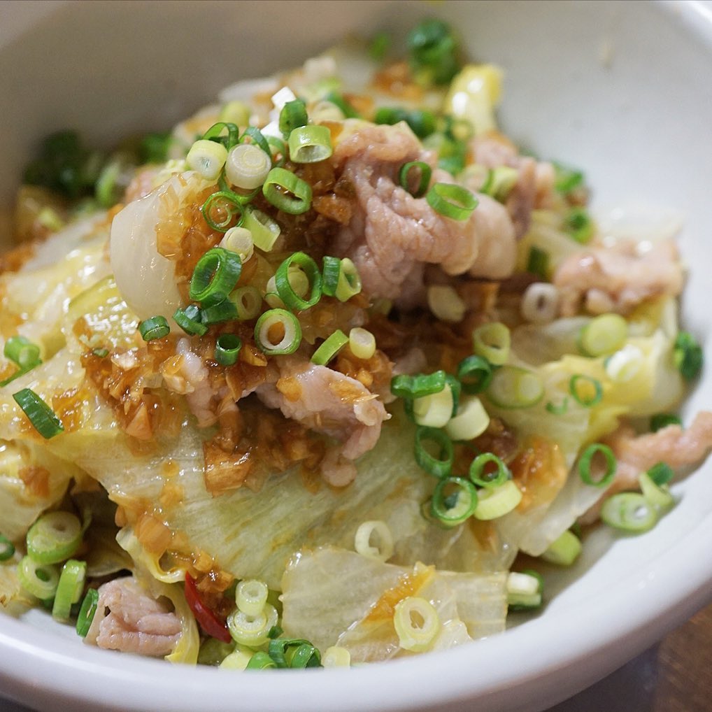 さてと今週のワタクシイチオシのメニューは「レタスと塩豚の酢蒸し」！しっかり旨味の塩豚に夏はみずみずしいレタスをたっぷりあわせてじゃじゃっと酢蒸し！人気の特製中華香味だれがさっぱり旨口スパイシー！あぁ、こりゃいくらでもたべられるね！と、もちろんワタクシも狙ってますとも！（狙うのは自由です…笑）みなさんはワタクシに構わず遠慮なくご注文どうぞっ！（お）