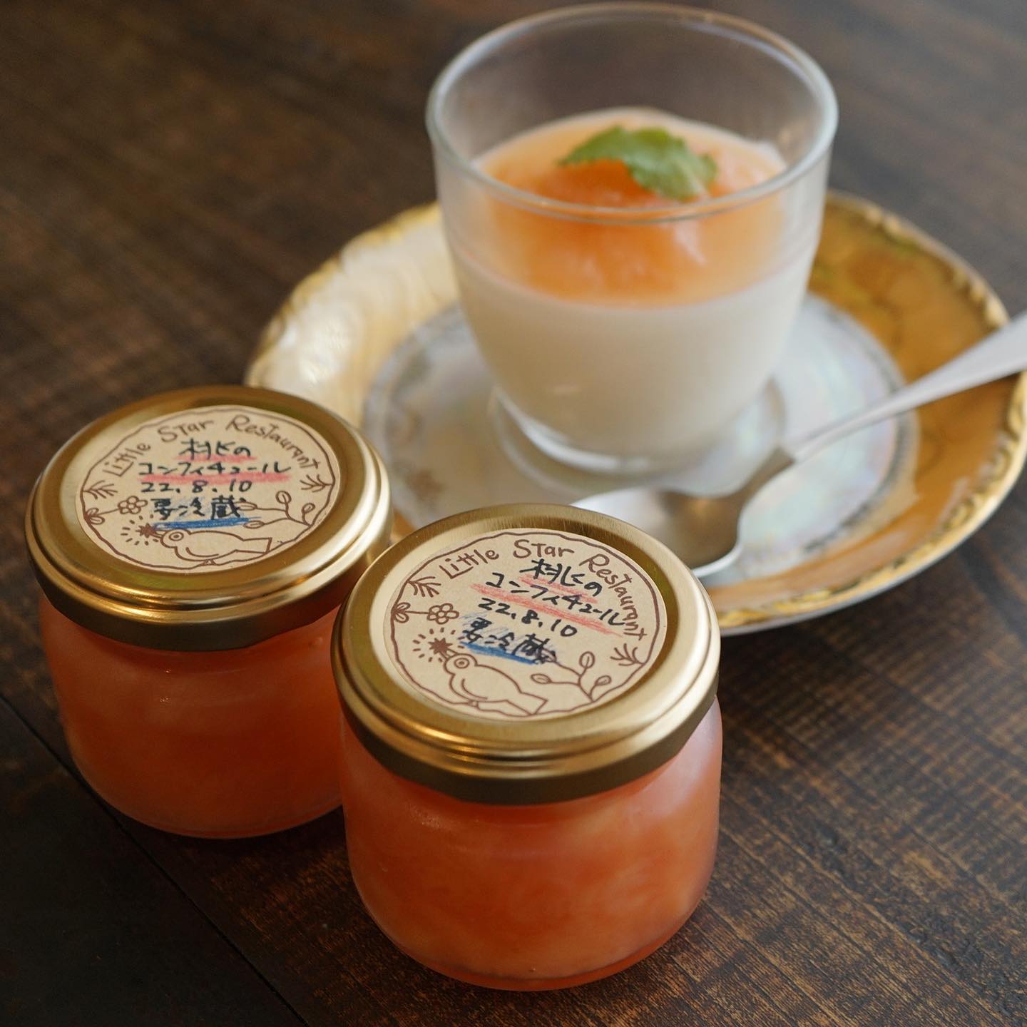 さて、ご好評いただいております「桃のレアチーズケーキ」ですが、こちらに使っております「桃のコンフィチュール」を、少し瓶詰めにて販売しております！　一般的なジャムより糖度が低いため「要冷蔵」と表記させていただいておりますが、あまり暑いところに放置しないで、開封したら冷蔵庫に入れて早めに食べてね！くらいの意味合いです。
レモンを効かせて桃らしい甘さの中にもキリッとした甘酸っぱさが出るよう作りました自家製コンフィチュール、ヨーグルトやフローズンヨーグルトに、トーストはもちろん、モッツァレラなどのチーズと合わせても美味しくいただけると思います！数量限定です、よろしくお願いします〜（麻）