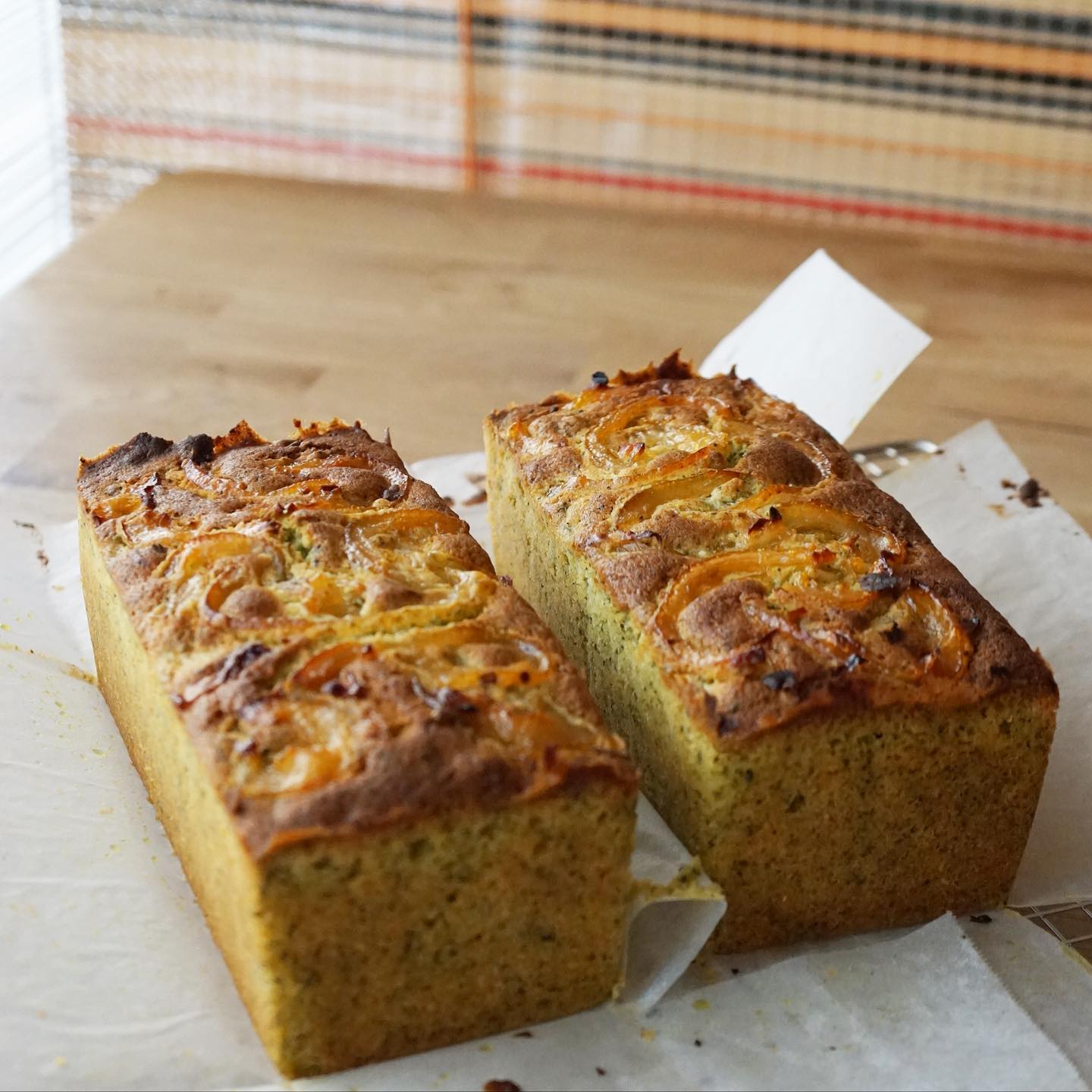 さて、今週のデザート情報です。桃のババロアは今ある分でおしまいになります！
パウンドケーキは「緑茶とレモンコンフィ」高知の森田農園さんの無農薬栽培レモンを砂糖で煮てコンフィに。狭山の新茶と合わせた、和風レモンティのイメージのパウンドケーキです。
三鷹産プルーベリーと、ドライマンゴーをヨーグルトで柔らかくして加えた「ブルーベリーとマンゴーのヨーグルトケーキ」も、甘すぎない爽やかなケーキになりました。
そしてこいけ菓子店の圭子ちゃん直伝、スコーンはプレーンタイプ。こいけ菓子店よりも少し小さめサイズで作りました。お持ち帰り専用ですが、よろしくお願いします！（麻）