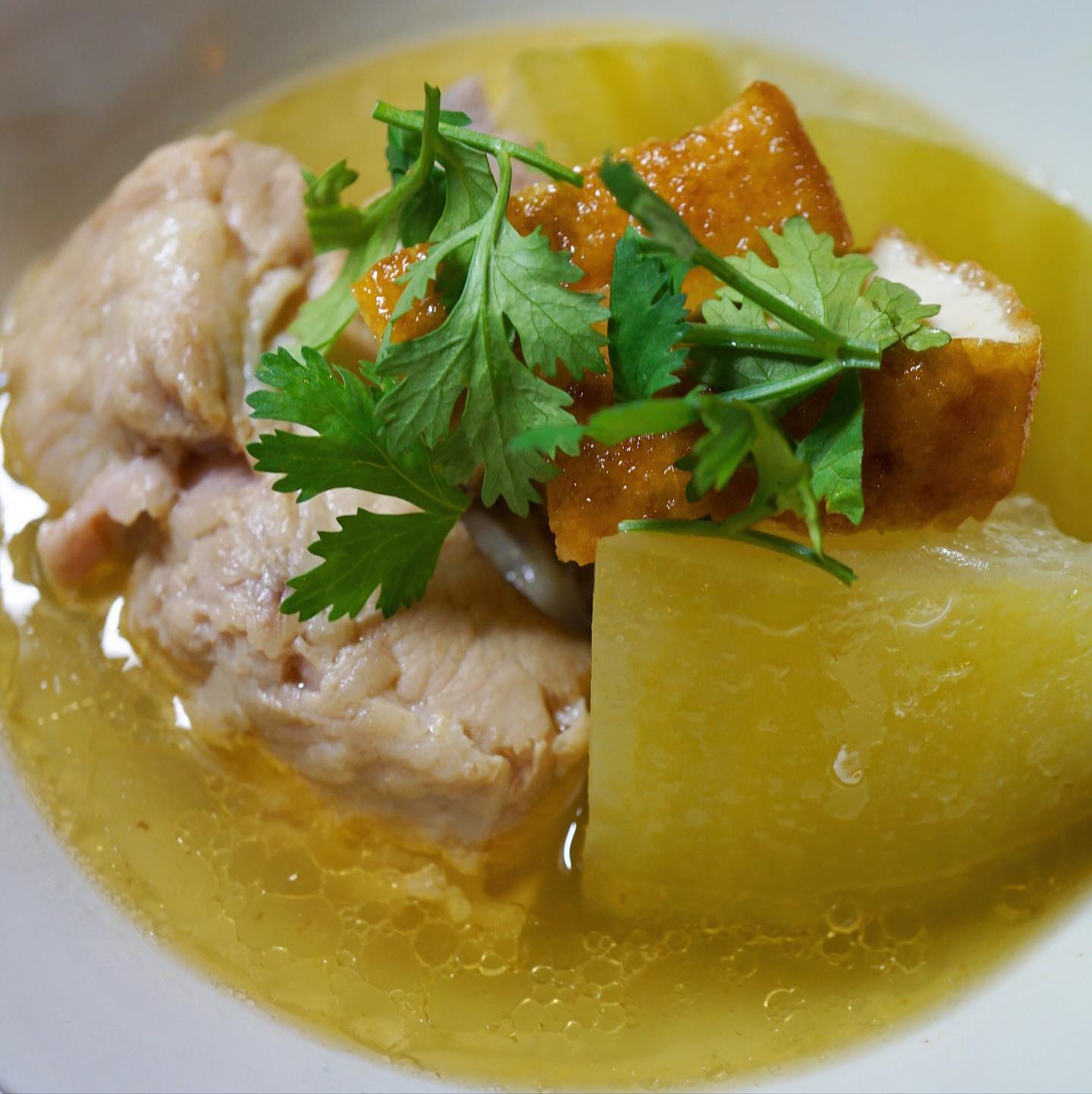 夏の疲れには冬瓜が良いんですってよ！　ということで今週は「スペアリブと冬瓜のベトナム風スープ煮」をお出ししております！　スペアリブをじっくり静かに煮たスープは塩とナンプラーで優しい味付けに。厚揚げも入ってしみしみが美味しいです。ごはんにかけても美味しいと思われます！夏の終わりにぴったりの一品です。（麻）