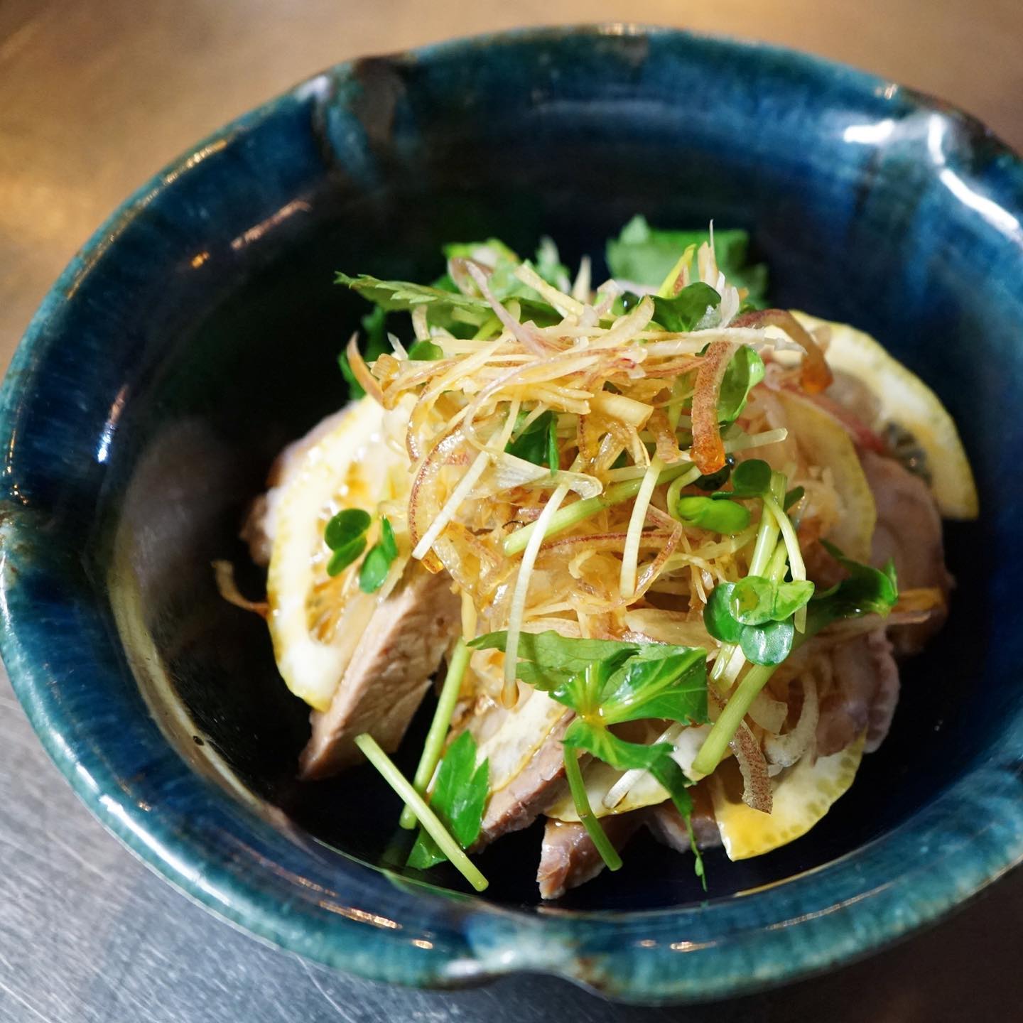 ありそでなかった新メニュー！蒸し豚とレモンの冷菜、です。塩豚にして蒸し器でじっくり蒸した豚肩ロースに、高知・森田農園さんの無農薬レモンをスライスして、爽やかな酸味と苦味が爽やか。茗荷と生姜の薬味も相性バッチリです。柑橘醤油をひとたらしでいただきます！あー、これで日本酒か白ワインいきたいわ〜（麻）