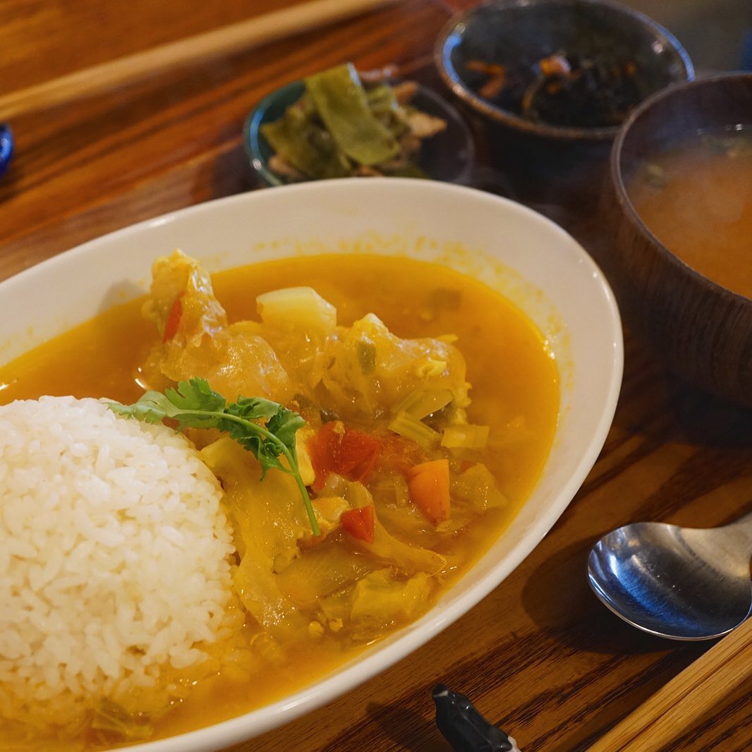 冷たいものも良いけれど、お腹はあっためるのも良いですわねー、ということで、サラサラっとお茶漬け感覚でいけちゃう「鶏手羽元と野菜のスパイススープごはん」ご用意しましたよー。スープとしてお出ししていたあのメニュー、ご飯にかけても美味しいように味をしっかりさせて、スパイス濃度も強めました。リトスタ風スープカレー！