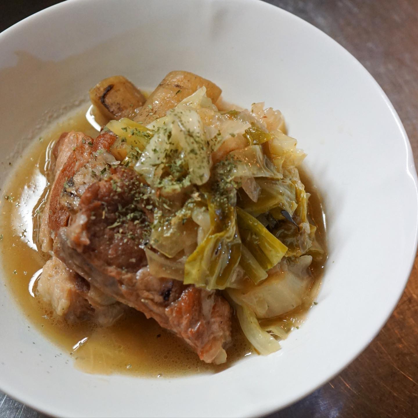 また見た目地味なもの作っちゃいました…「スペアリブと牛蒡とキャベツの洋風煮込み」です。国産スペアリブは表面を焼き付けて、炒めた玉ねぎと牛蒡の上にのせ、キャベツを被せて水と塩をして煮込みます。ローリエとタイムで香りよく。味つけは塩だけ、あとはスペアリブの旨味のでたスープと野菜のお出しだけでいただく、おなかにホッとする美味しさの洋風煮込みです。ごはんにも、ワインにも！（麻）