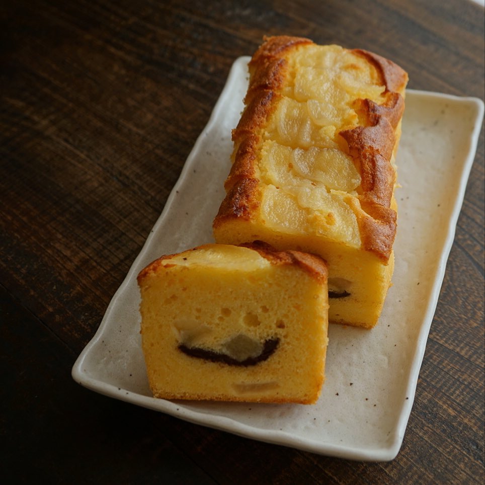 パウンドケーキ、切り替わりました！「和梨のコンポートと板チョコ」です。okayanのお母さんから届いた山口県生雲の梨、たくさんあったのでスタッフに分けた後コンポートにしました。生姜を少し加えて、和風なさっぱり味に。板チョコは店長ミヤザキが好きな普通の板チョコ、ガーナです焼き上がったら、ニヤリと笑っているような、切り口によってはむむっと頑張っている顔のような、楽しい切り口のパウンドケーキになりました。
さ、おひとついかがですか？（麻）