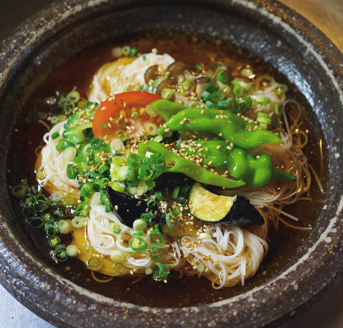 蒸し暑くて過ごしにくいから、さっぱりして、旨味は優しくて、体に良さそうなものをツルツル〜っと食べたいな！と言うわけで今週は「揚げ野菜のっけそうめん」をやってますよー。茄子やゴーヤなど夏野菜を中心にした揚げ野菜をたっぷりのせたそうめんは、食欲ないなんて忘れちゃう美味しさかも。お持ち帰りはできませんので、そこんとこよろしくお願いします！（麻）