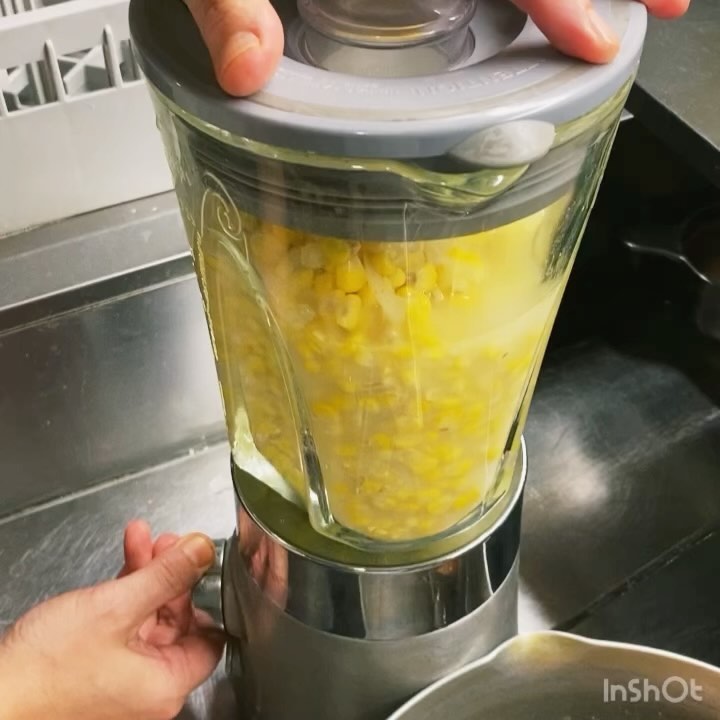 さてと今日からお盆休みのビル1階は大家で八百屋のヒロヤショッフさんが昨夜閉店後は残ったとうもろこし（ふかしてある）をたくさんいただきましたので、店長ミヤザキさっそく今夜のお通しに繰り出しますのは！「冷製コーンポタージュスープ」！
あぁ、とうもろこしの甘みとおいしさ！ちょっと疲れ気味のお腹にも沁みわたるー…なくなり次第終わりですよっ！（アタリマエ）（お）