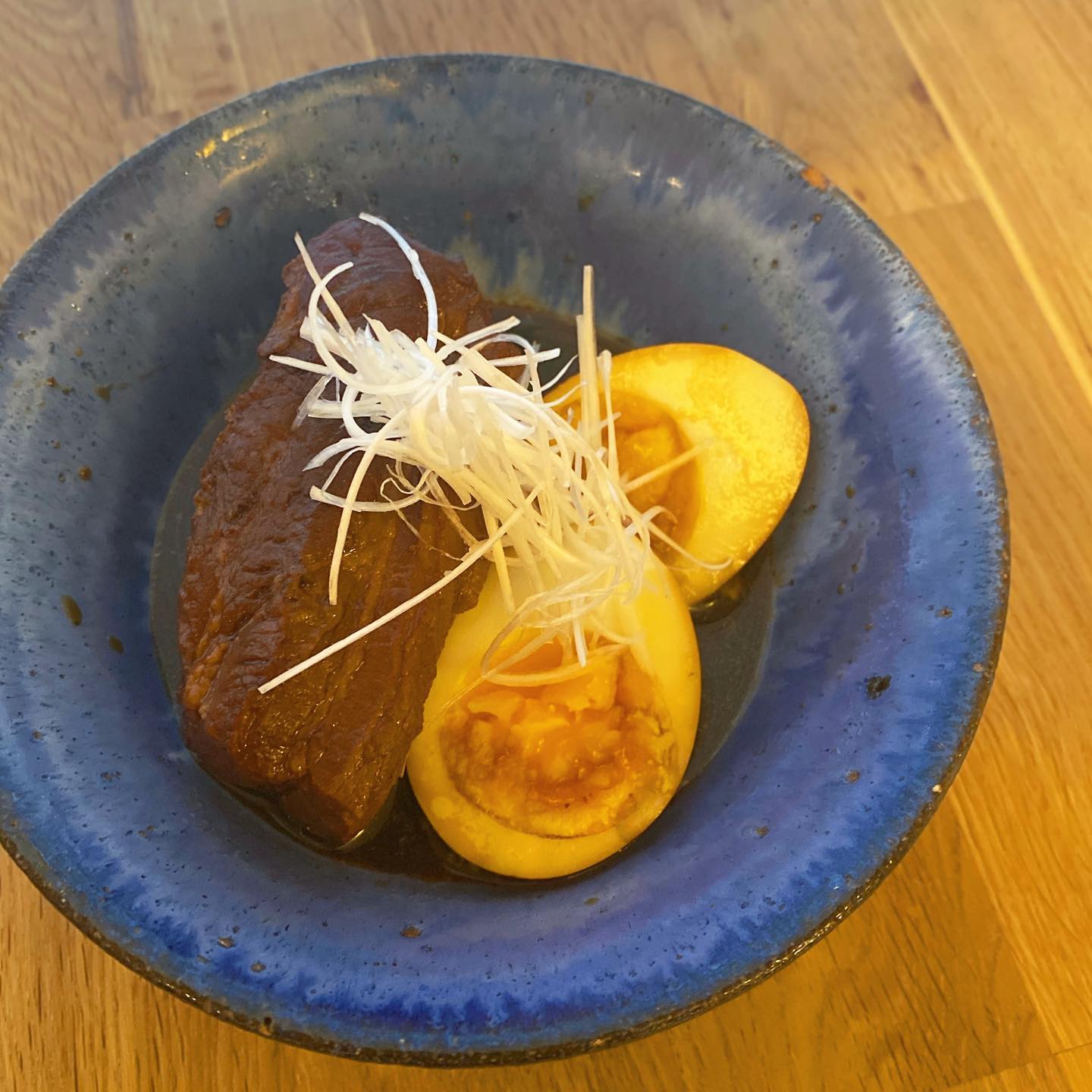 今週は、店長ミヤザキ母（リトスタ永世料理長ミヤザキヨウコ）直伝！ 豚の角煮で参りましょう〜。父の大好物、もちろん私も大好物、妹に至っては長男がお腹にいる時母に作ってもらっていたら、産気づいて、それでも食べるのを諦めようとしなかった！という角煮です。どんと大きい角煮に半熟の煮卵、ご飯も焼酎もすすむってもんですよ。（麻）