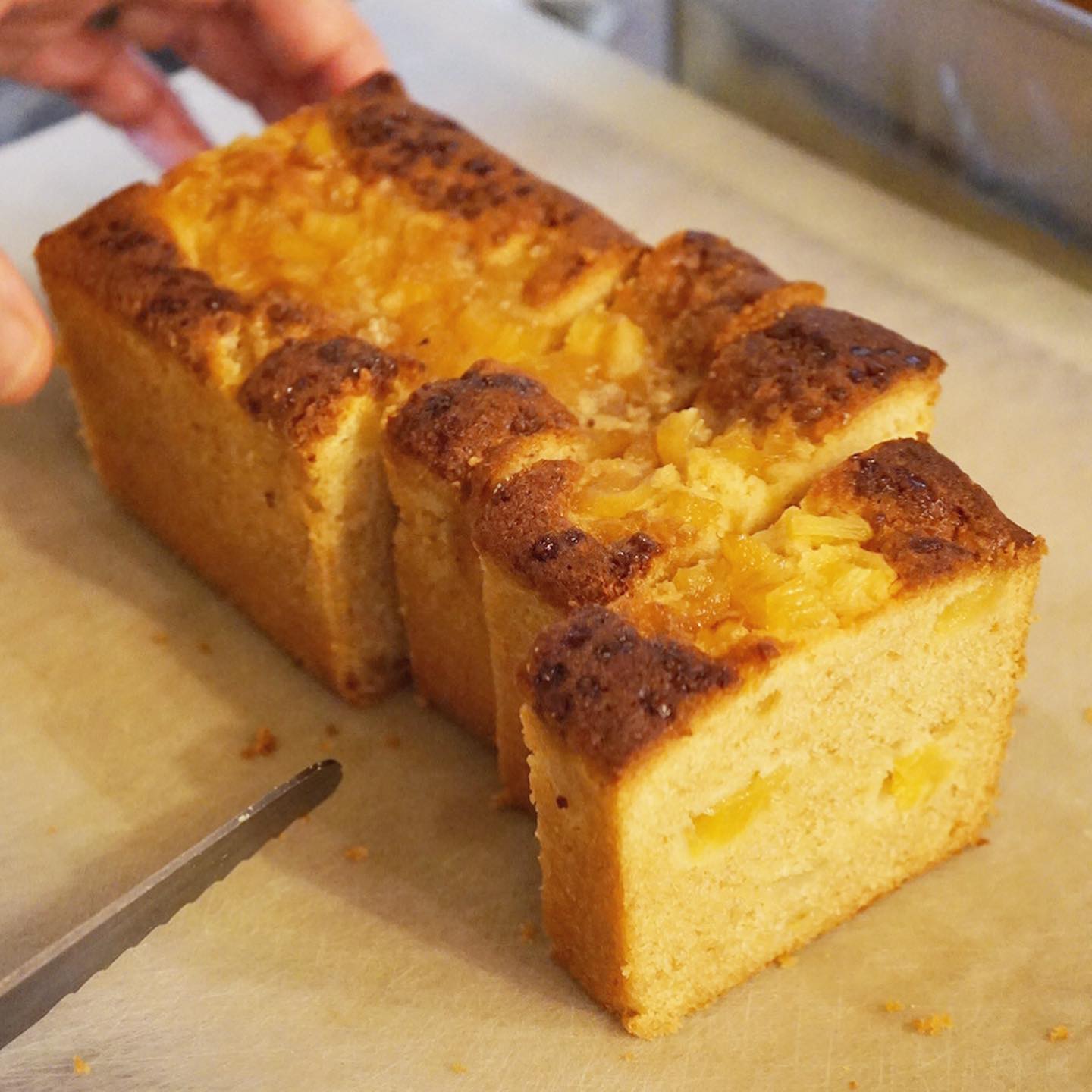 先週は3日間の営業しかない中で、たくさんのデザートをお買い上げいただきありがとうございました。引き続き「黒糖とパイナップルのパウンドケーキ」ございます（無くなり次第切り替わり予定）。新作デザートは「ブルーベリーとバナナのクランブルケーキ」です。サクサクのクランブルをのっけて焼き上げた小さめのケーキです。
桃のレアチーズケーキは今週いっぱいくらいかな？　レーズンビスケットもできてまーす！