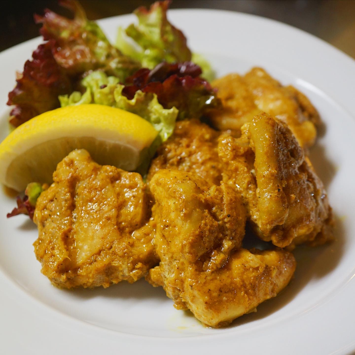 鶏肉メニューの店長ミヤザキが大好きランキングベスト3に入るかと思われますのはコチラ！「自家製塩麹タンドリーチキン」であります。リトスタで育てました塩麹とヨーグルト、オリジナルブレンドのカレー粉とにんにく、発酵食品のパワーと旨味が絶妙なバランスで詰まっております。はい、もうこれビールね！余ったら私が食べますよ！（麻）
