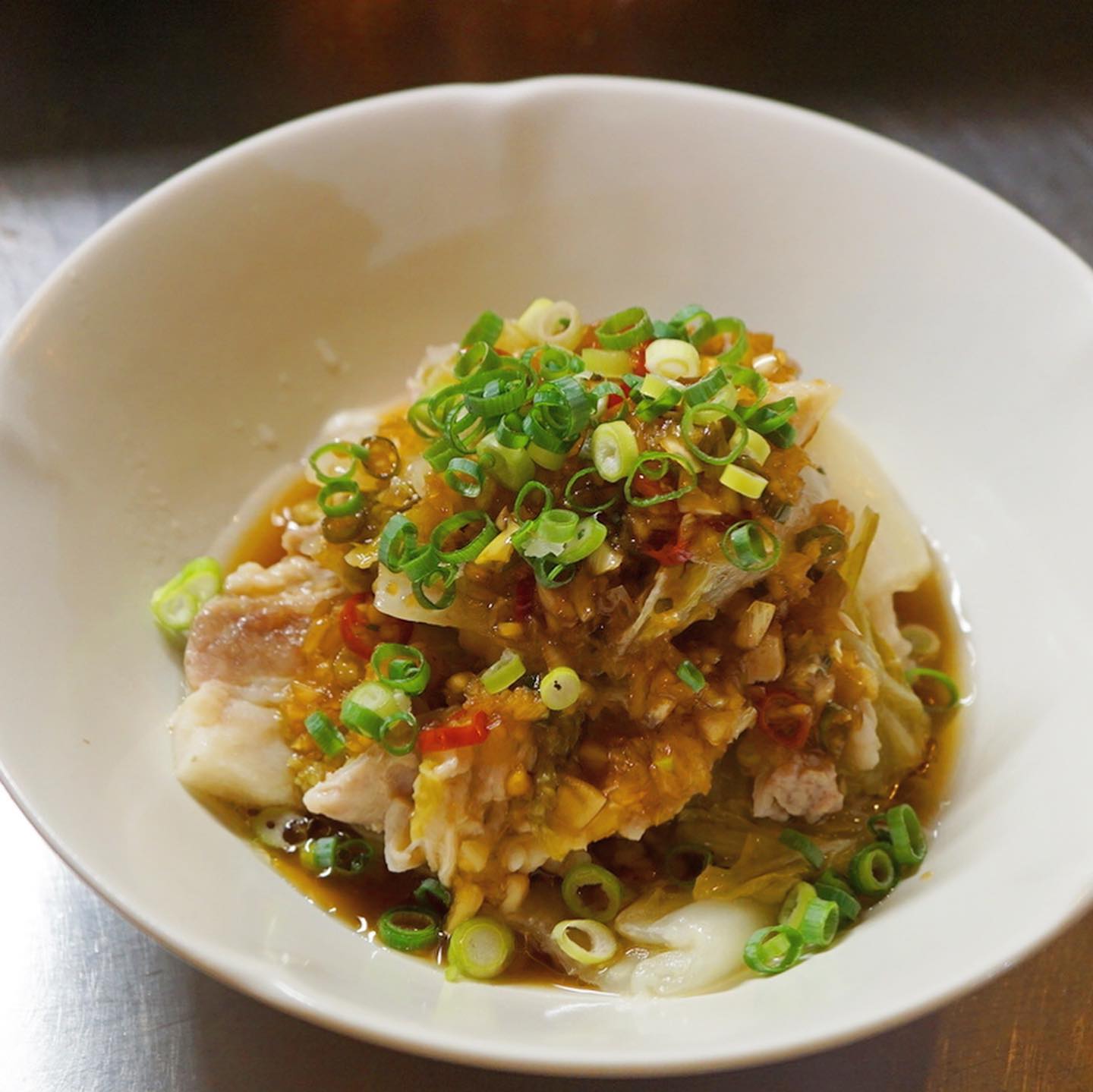 どこかで見たことあるよな新メニュー、塩豚と白菜の重ね蒸し！です。分厚めに切ったカムイ豚の塩豚と、みずみずしい新白菜を重ねて蒸して、仕上げはみんな大好き中華香味だれ！　と、作ってみてから気づいたら、これかなり白菜と塩豚の酢蒸しに近いですねヘルシーな感じで食べ応えもある、あったかメニューなのであります！（麻）