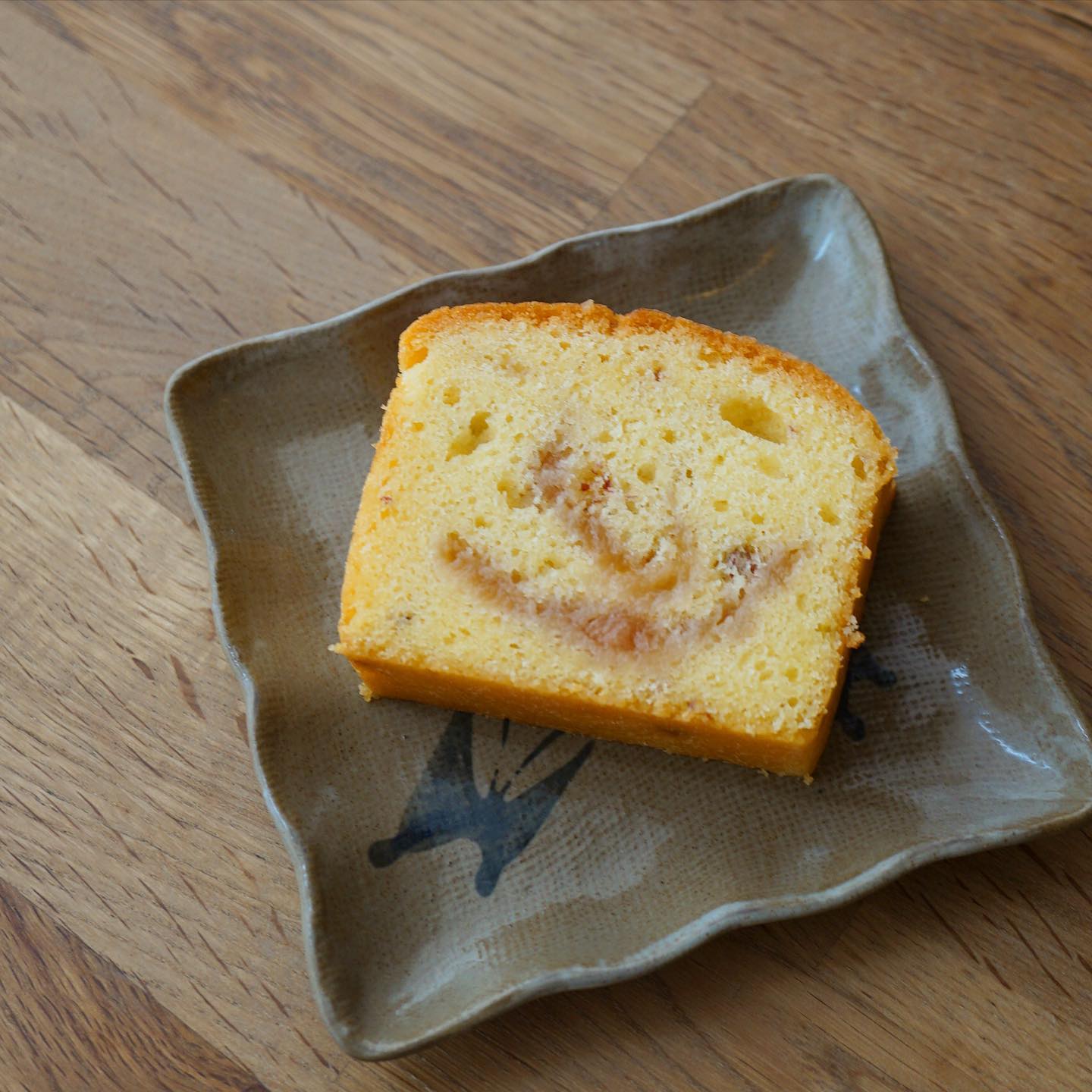 さっき投稿した今週のデザート情報で、全く触れるのを忘れてしまいました、今週のパウンドケーキ！　「桃ジャムとピンクペッパー」です！少しだけ残っております自家製の桃ジャムに、ピリリと香り高いピンクペッパーを合わせました。甘くてスパイシー、意外とピンクペッパー、効いてますよ。限定5本だけ焼けるので、30個限定です。よろしくお願いします〜（麻）