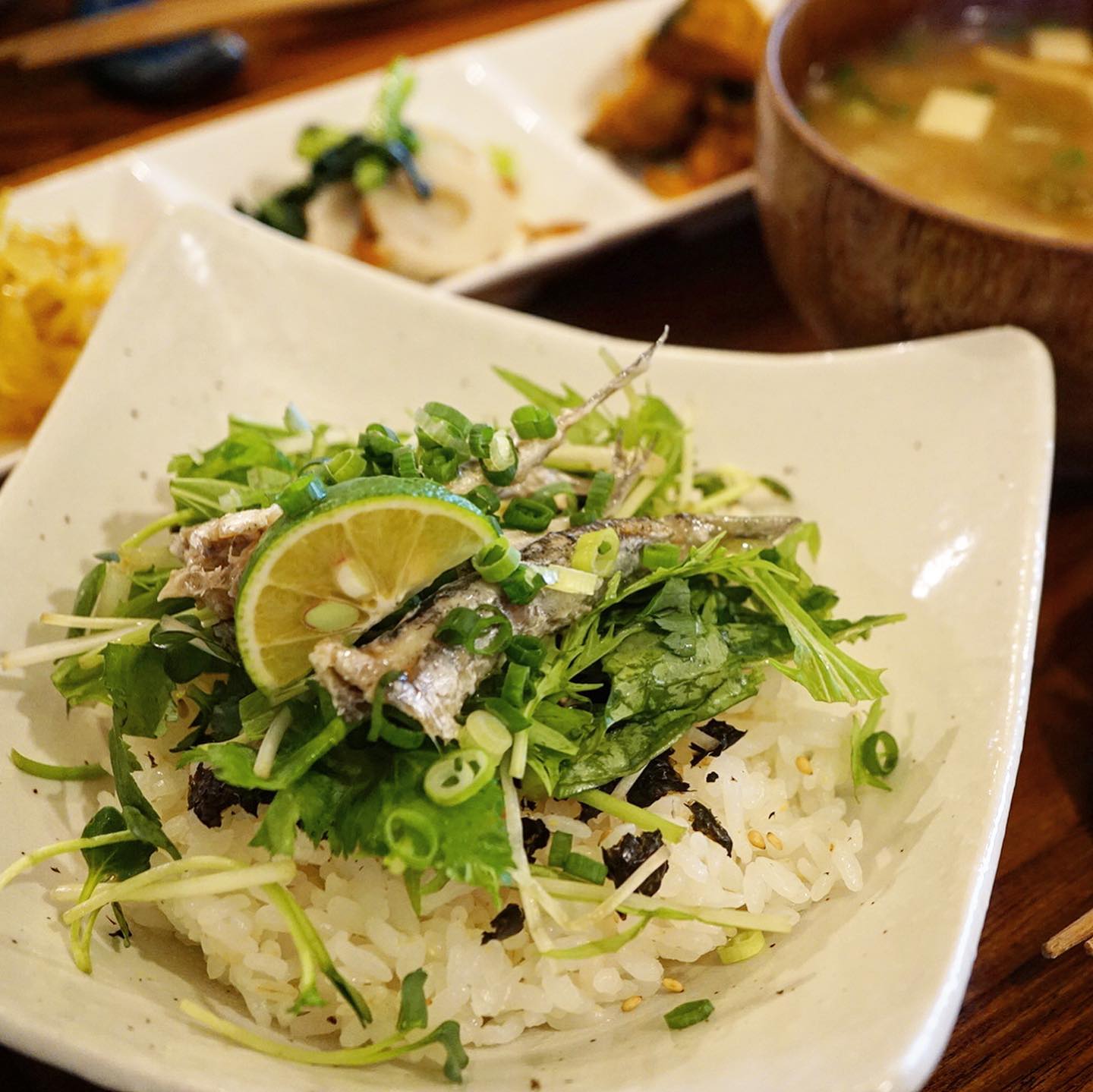 さて先日からお出ししております「オイルサーディンと香味野菜どんぶり御膳」、いや、小いわしをコンフィにした自家製のオイルサーディンのおいしさがごはんにぴったり！と、前半はすだちをしぼって…これがオイルサーディンのオリーブオイルとの相性でちょっと洋風に、さらに後半はちらりとお醤油、今度は海苔とのコンビで和風でと…風味を変えて2回おいしい！くいしんぼうにはうってつけ！（笑）
さらにお持ち帰り対応出来ますので、こちらも遠慮なくどうぞ〜！（お）