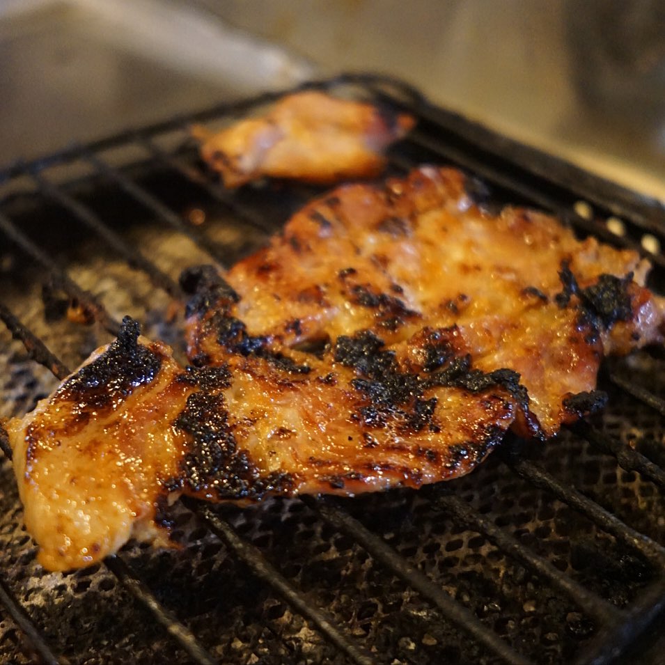 のんびりはじまっております中秋の名月土曜日の夜〜と（苦笑）、いや、ふとキッチンに目をやりますと網の上でなんだこのおいしそうなものは！ってなお肉は北海道産カムイ豚の味噌漬け焼きではありませんか！と…え！もしかしてうしろに写ってる小さなお肉はワタクシ用？と訊いたらもちろん違いましたよ、料理長兼店長ミヤザキ味見用なのでありました！あぁザンネーン！（苦笑）（お）