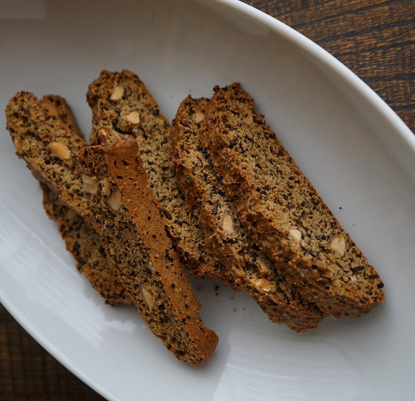 さて、今週のデザートは！　新作はコーヒーのビスコッティ。粗挽きのリトスタブレンドとアーモンドを焼き込んだ、ハードな食感の焼き菓子です。コーヒーに浸けて朝食にいただくのが本場流？！アイスをつけて食べても美味しい。久々に抹茶のキッフェルンも作りました、さらにまだありますよ、和梨のコンポートと板チョコパウンドケーキ、そしてブルーベリーとバナナのクランブルケーキです。
レアチーズケーキはブルーベリージャムで、そろそろレアチーズは食べ納めの時期！今あるだけで終了予定です。秋が来たら、違うチーズケーキがお出まし予定…お早めに！（麻）