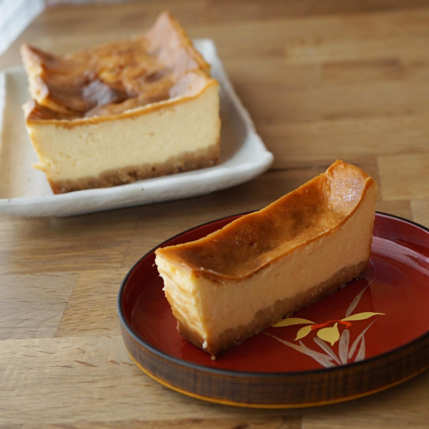 はい、秋が来たかなー？と思いきや蒸し蒸し暑い感じもしますね。秋になったらやろうと心に決めておりました、リトスタと言えばこれ！の、ベイクドチーズケーキ、焼きました。でも夏の名残のブルーベリーレアチーズケーキも、残り6個あります。これはこれで食べておいていただきたい！　先週好評のうちに早く売り切れてしまいましたコーヒービスコッティは、今週は大量に焼きましたよ！　私はバニラアイスをのっけたい。そして新作は、ペコリーノチーズのクッキー。美味しいチーズを手に入れるにはシミシエッダ！と言うわけで買ってきましたペコリーノ・サルド・マトゥーロD.O.P、羊の熟成チーズをしっかりと焼き込んだ、ツマミ！って感じのクッキーです。ワインにビールにうってつけですが、チーズってコーヒーにも合いますよね。
では、今週のデザートはこんな感じで、よろしくお願いします！（麻）