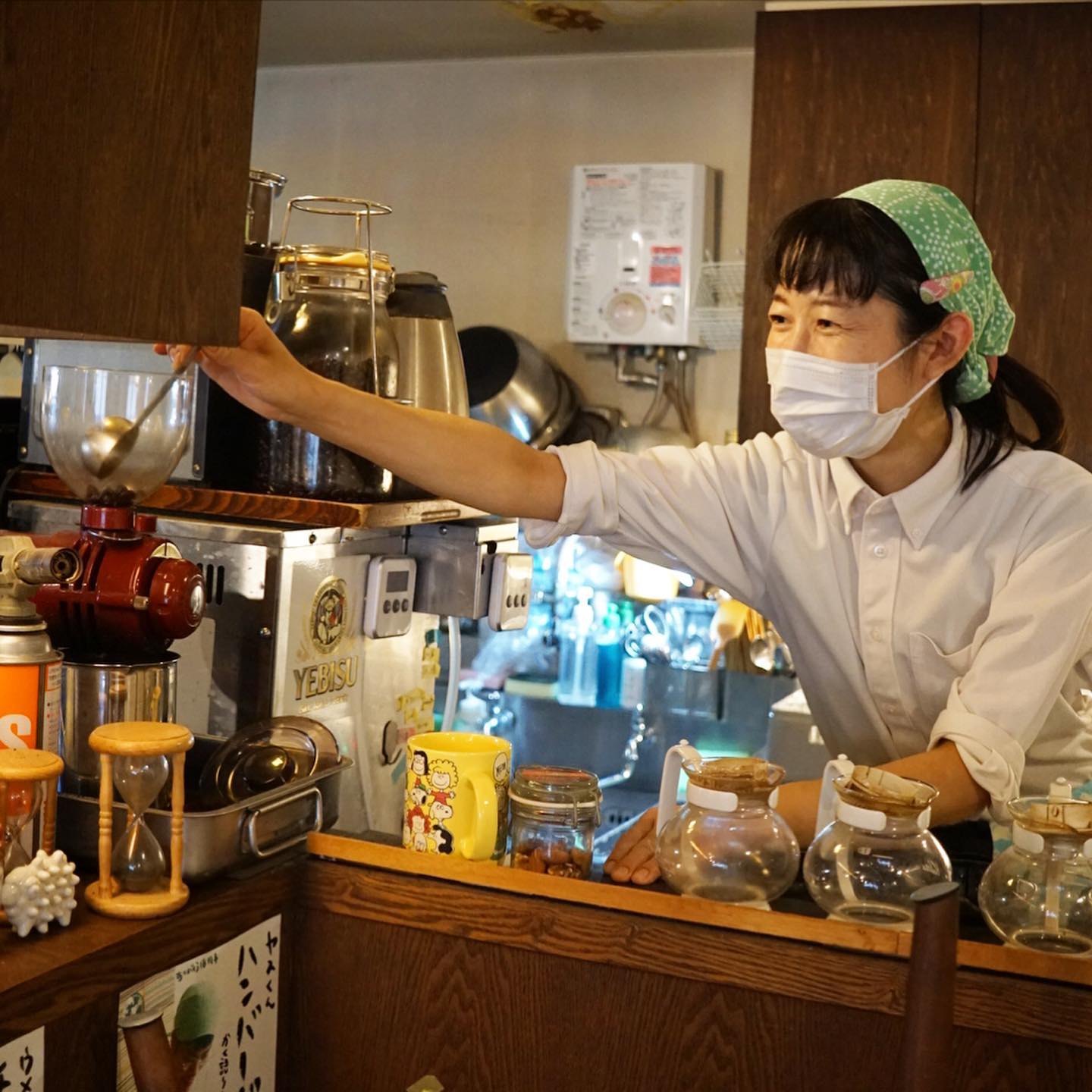 カウンター奥で仕事をしてたら、あぁ、頭上にミナミちゃん！と（笑）小柄な彼女、いやいやこれから踏み台に乗ってアイスコーヒーを淹れてくれるのねーと、なんだかちょっとその意表を突いたジャンボ感が愉快です、ハイ（笑）（お）