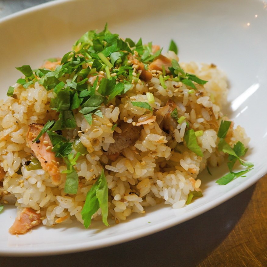 先日までお出ししてました鮭の西京漬焼き…試食しながら、なんかこれご飯食べたくなるんだよな…みんなあまり頼まないし….そうだ！　ということで、混ぜごはんに仕立ててみました。ほぐした鮭に刻んだ蓮根、ちょいと醤油と三つ葉で風味をプラス。ツマミにもなる混ぜごはん、できましたー。あるだけで終わりデスヨ！（麻）