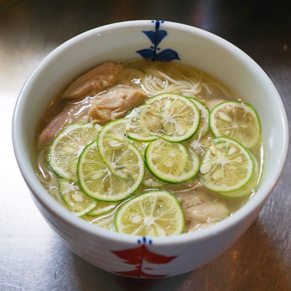 また地味〜だけど、食べれば爽やか！「鶏とすだちのにゅうめん」やってます〜。鶏もも肉をコトコトじっくり煮てとったスープは、塩と薄口醤油、濃口醤油であっさりと味付け。そうめんにほぐした鶏肉と薄〜くスライスしたすだちをワーっと浮かべれば、夏の終わりにピッタリの、優しい麺の出来上がり。こんな蒸し蒸しする日は、ツルッとさっぱり、でもお腹は温かく締めたいのです…（麻）