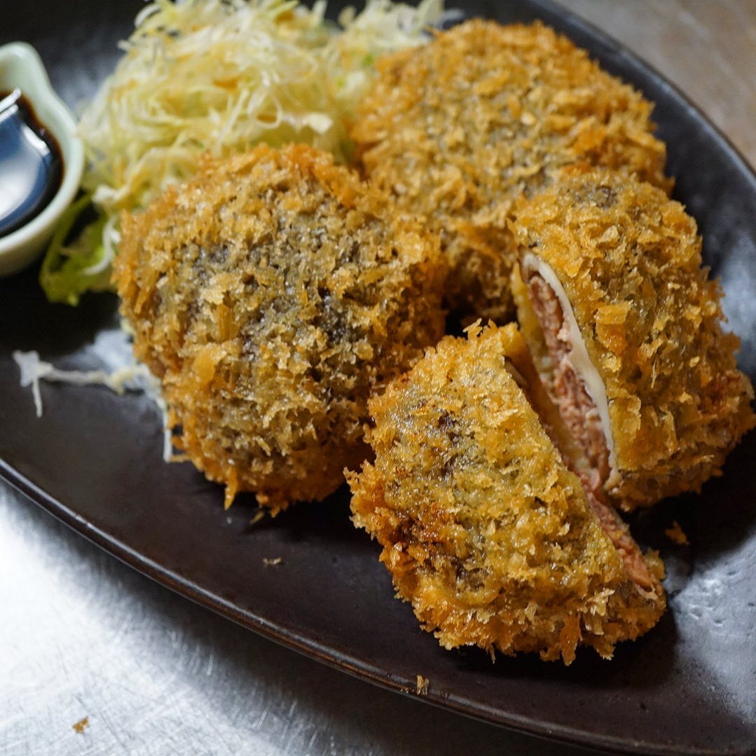 昨夜から登場は「しいたけの肉づめフライ」！いや、一昨日ワタクシドモオーナー夫婦は結婚記念日のプレゼントという訳ではないけど（笑）、うちの実家はおかんが作ってるしいたけをたくさん送ってくれてさと…それではさっそくおっそわけ！とみなさんにもお召し上がりいただいております、よろしくお願いします〜！（お）