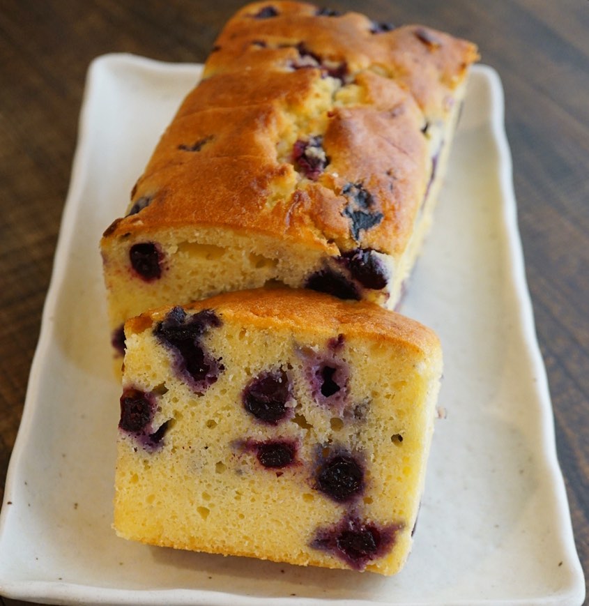 パウンドケーキが切り替わりました！　今回は王道、ひねりなし！　ブルーベリーとヨーグルトのパウンドケーキです。三鷹産ブルーベリーを生のままたっぷりと、ヨーグルトを加えて爽やかなしっとり風味です。秋が始まるけど、夏が名残惜しいようなパウンドケーキです（麻）