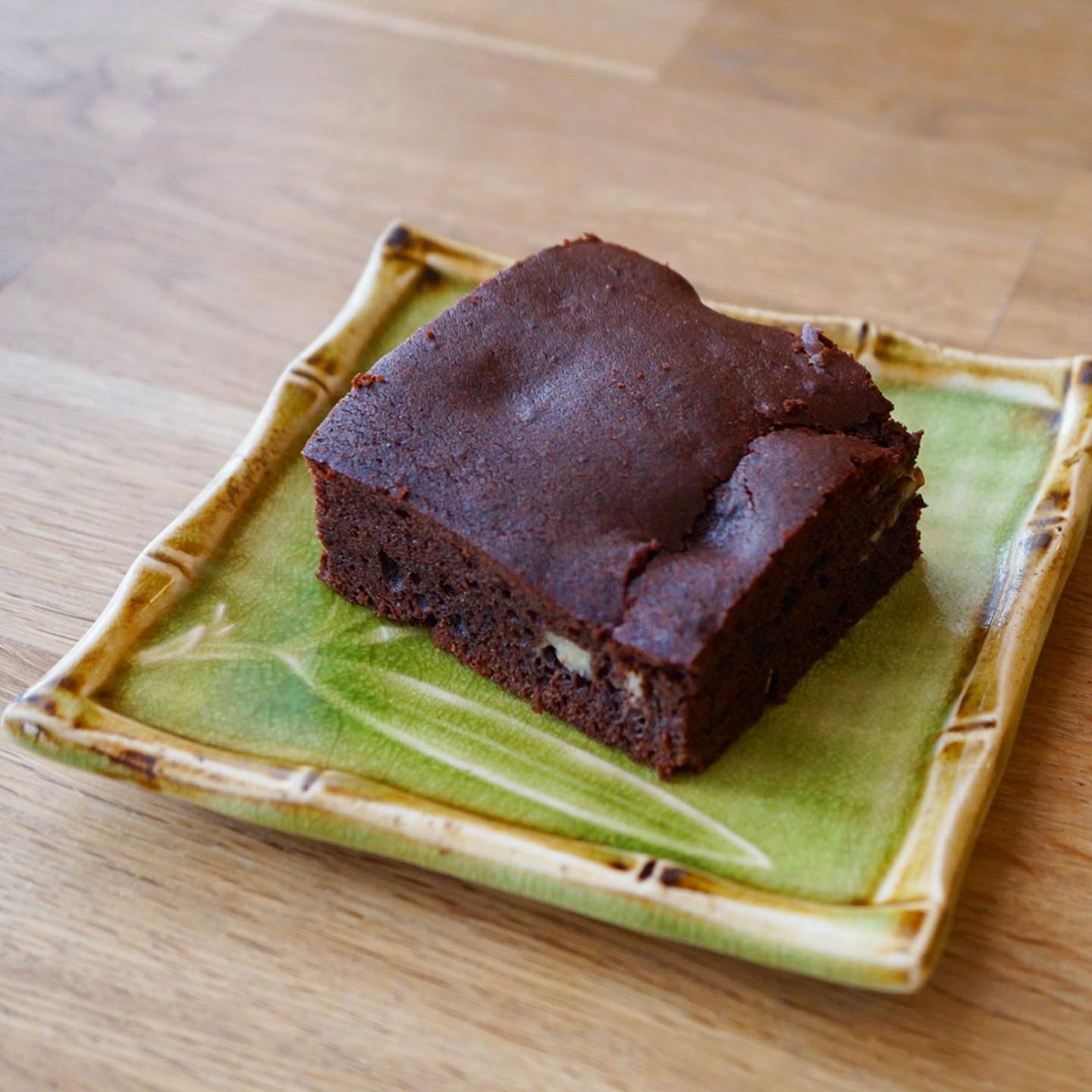 今週のデザート！　新作は「黒糖ブラウニー」です。オランダ産のココアに波照間産の黒糖をあわせ、さらにバナナを潜ませて、南国風味でコクがあるけど軽い食感のブラウニーに仕上げました。切ったら想像より大きくなっちゃったけど、軽いのでペロリと行けちゃいそう。あとは先週に引き続き、ベイクドチーズケーキ、桃とピンクペッパーパウンドケーキ、ペコリーノチーズのクッキー、コーヒービスコッティです。先週からの引き続きのデザートは途中で切り替わりの可能性があります。でもコーヒービスコッティは店長が気に入っておりますので、皆さんに認知されるまでもう一回は作りますぞー。リトスタブレンドの香りがするビスコッティ！（麻）