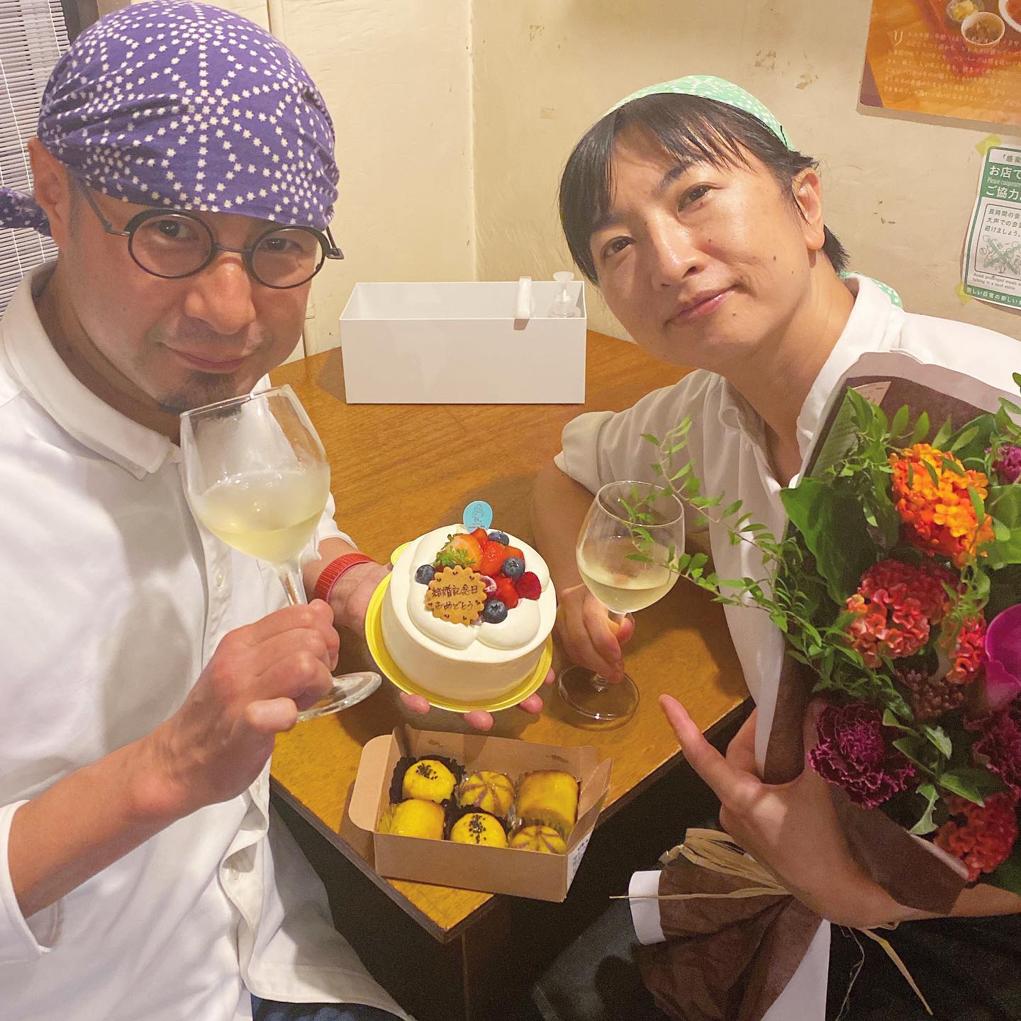 調子に乗りやすいオーナー夫妻の結婚記念日に、お祝いのお言葉の数々、そして素敵なケーキとスイートポテトとお花をありがとうございました！　小さなお店ですがこれからも志は高く、面白おかしい夫婦で頑張って行きたいと思います！
これからも、どうぞよろしくお願いします♪（麻）