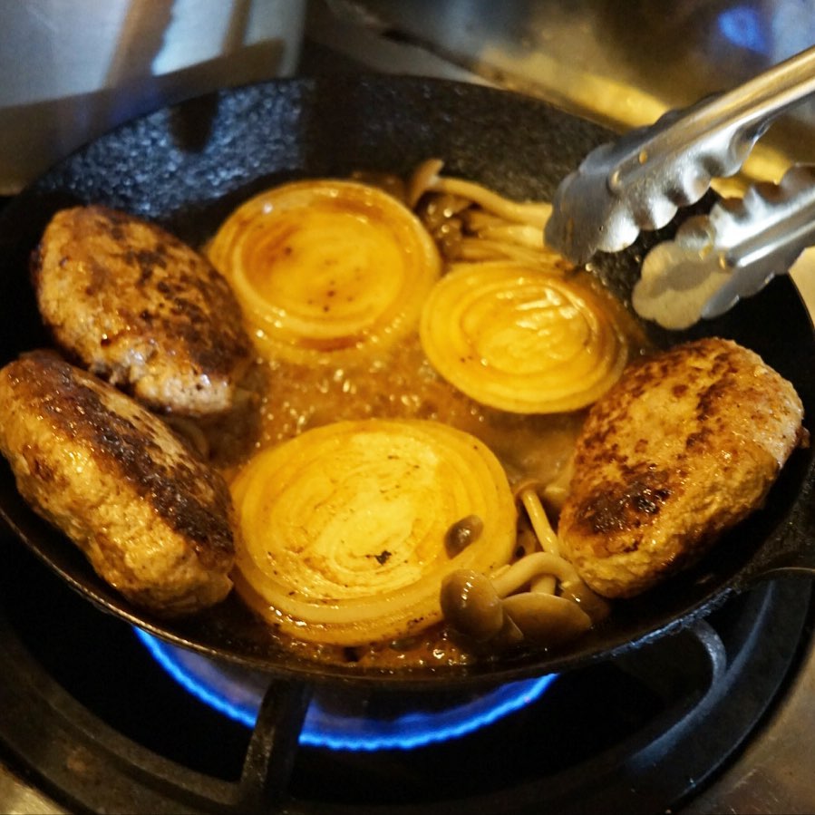さてと9月はランチ新メニューは「ハンバーグ・たまねぎしょうゆ」！今日もさっそくじゅうじゅう焼いちゃってますよー！めっちゃおいしそう！（おいしいんですっ！）ぜひぜひ〜！（お）