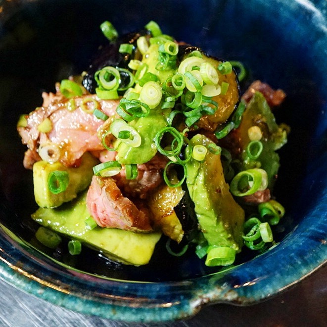 さてさて寒い夜でもお肉は旨い！と（笑）渋めのメニューは「アボカドと茄子、牛肉の柚子胡椒あえ！炙った和牛の旨味はだし醤油に漬け込んだら、ねっとりアボカドに茄子をあわせて自家製の柚子胡椒にオリーブオイルでさっくりあえものに！日本酒にヨシ、ワインにもヨシ、金曜の夜ならさらにヨシ！？（笑）（お）