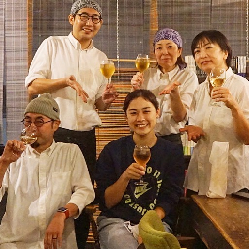 さてと日曜の夜は久しぶりにシフトインは大学生スタッフのハルカ！いや、一週間ほど前に20の誕生日を迎えましたということで、さっそくお祝いの乾杯ですよ！と（笑）いや、この夏は大学生らしくサークル活動に課題にと大忙しでしたけど、また秋から冬はちょこちょこお願いしますねーなんて、久しぶりだから話も弾んでいきなりほんのり深酒気味？（笑）と、これからも頼みますよー！（お）