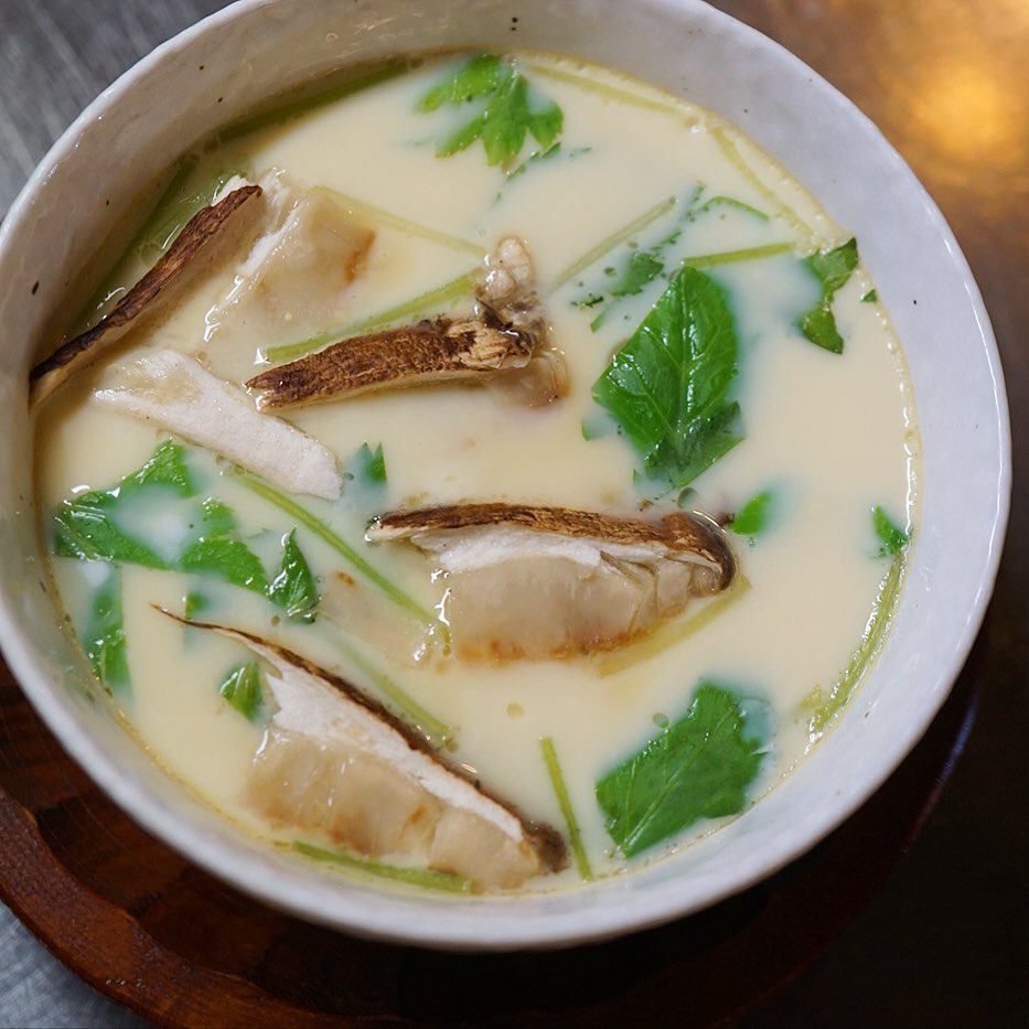 あぁ、なんだかんだでみなさんやっぱり松茸好きなんですねぇと（笑）いや、しかし確かにワタクシも茶わん蒸しがダイスキヨ！と「松茸とぎんなん、鶏肉の茶わん蒸し」！あぁ、昨夜みなさん実においしそうにお召し上がりでしたねー…今夜ももちろんメニューイン！ぜひ！（お）