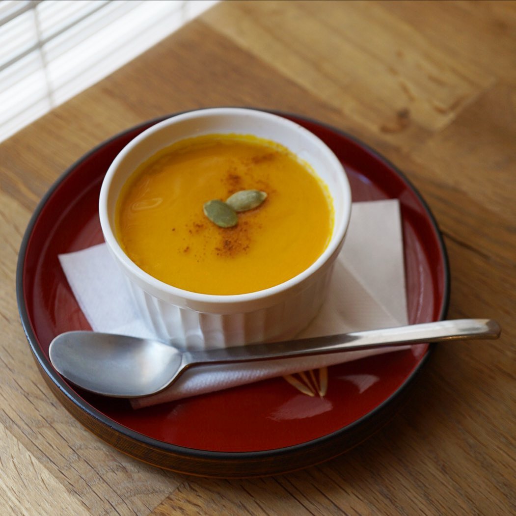 さて、世の中的にそろそろ盛り上がって来ているようですね？　ハロウィン。当店的には特にイベントは予定しておりませんが、かぼちゃのデザートをお作りしました。「かぼちゃのプリン」です。と言ってもプルプル系ではなく、しっとりなめらか系、かぼちゃの自然な甘みを生かしつつ、ハチミツとシナモンを仕上げに加えて、優しい美味しさになっております。お持ち帰りはできませんので、ぜひぜひ店内にて召し上がってくださいね♪（麻）